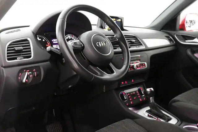 Audi Q3 view 11