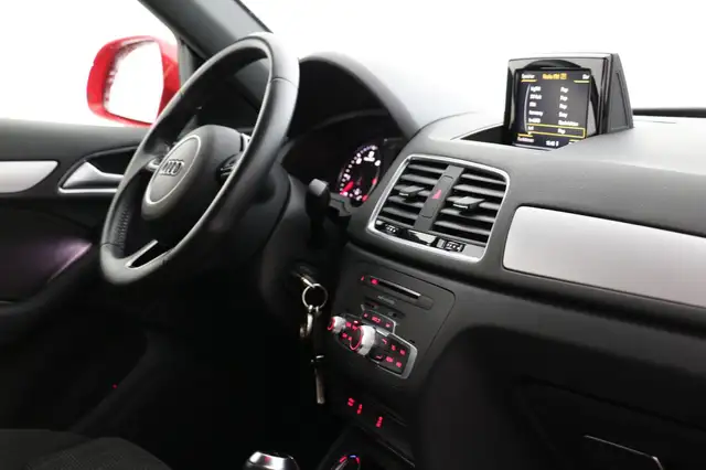 Audi Q3 view 14