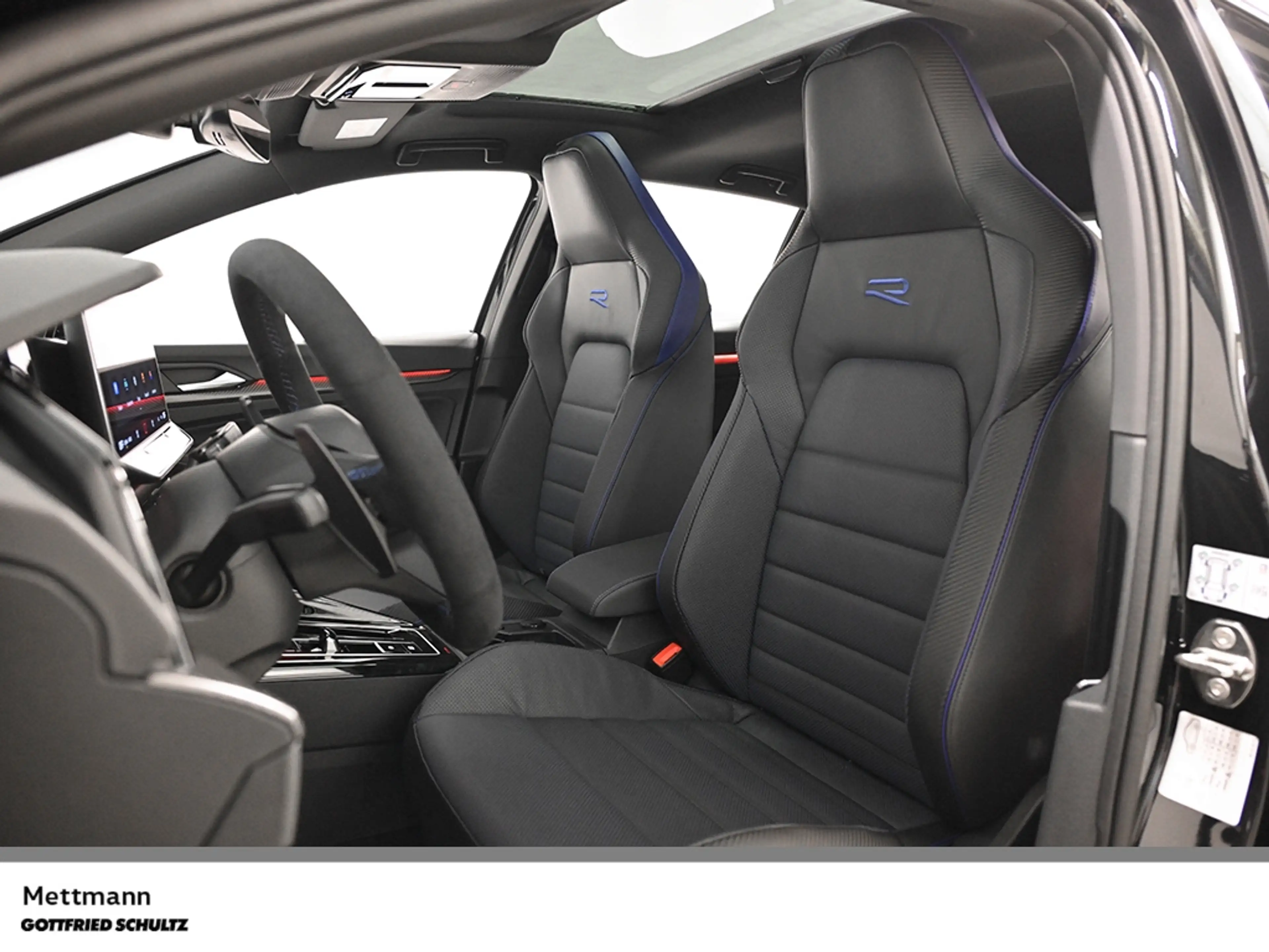 Volkswagen Golf R 2.0 TSI DSG IQ BLACK AKRAPO H&K PANO AREA HUD — photo 11