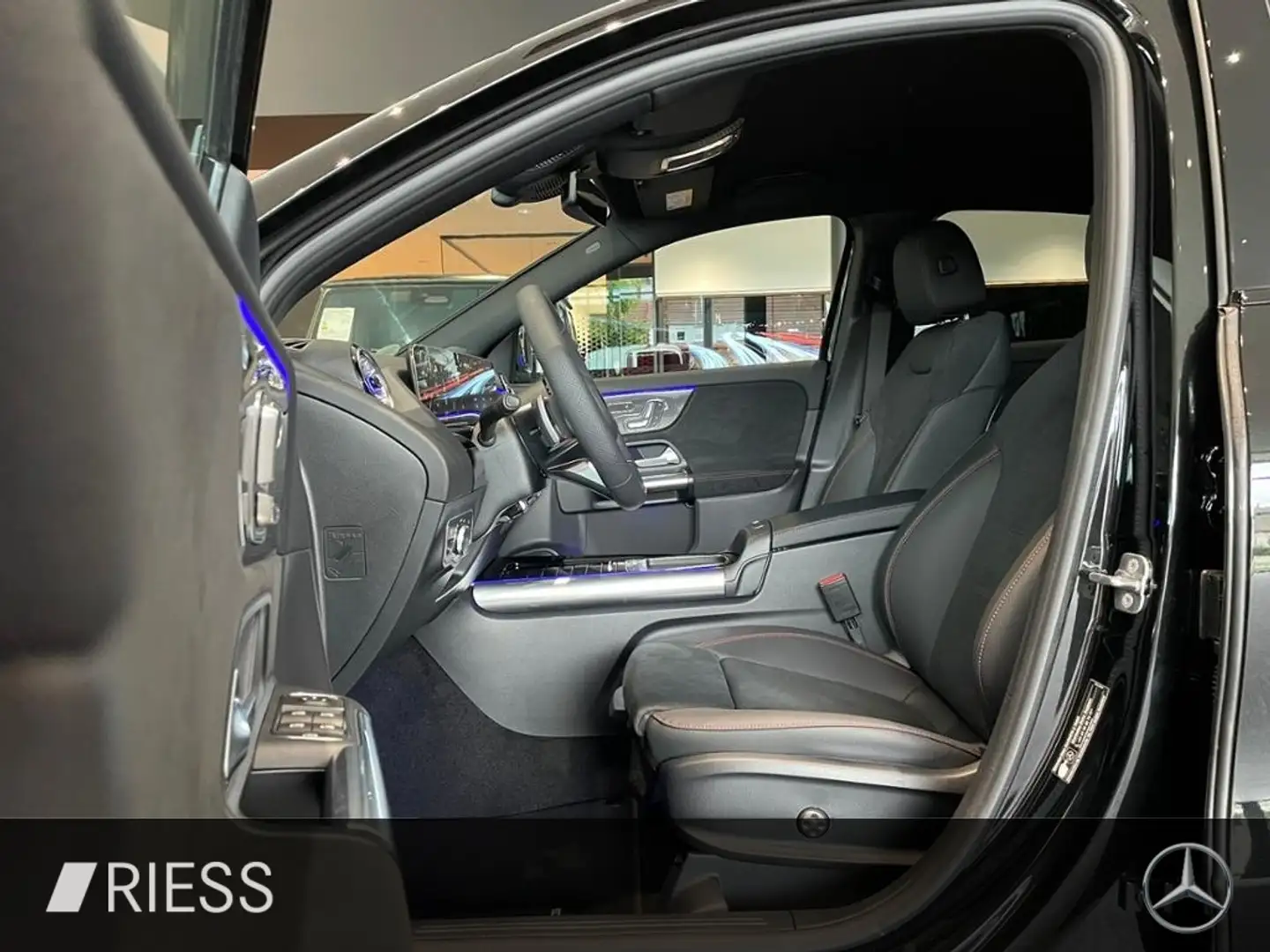 Mercedes-Benz GLA 250 4M AMG+AHK+DISTRONIC+MULTIBEAM+KEYL+360° Schwarz - 2