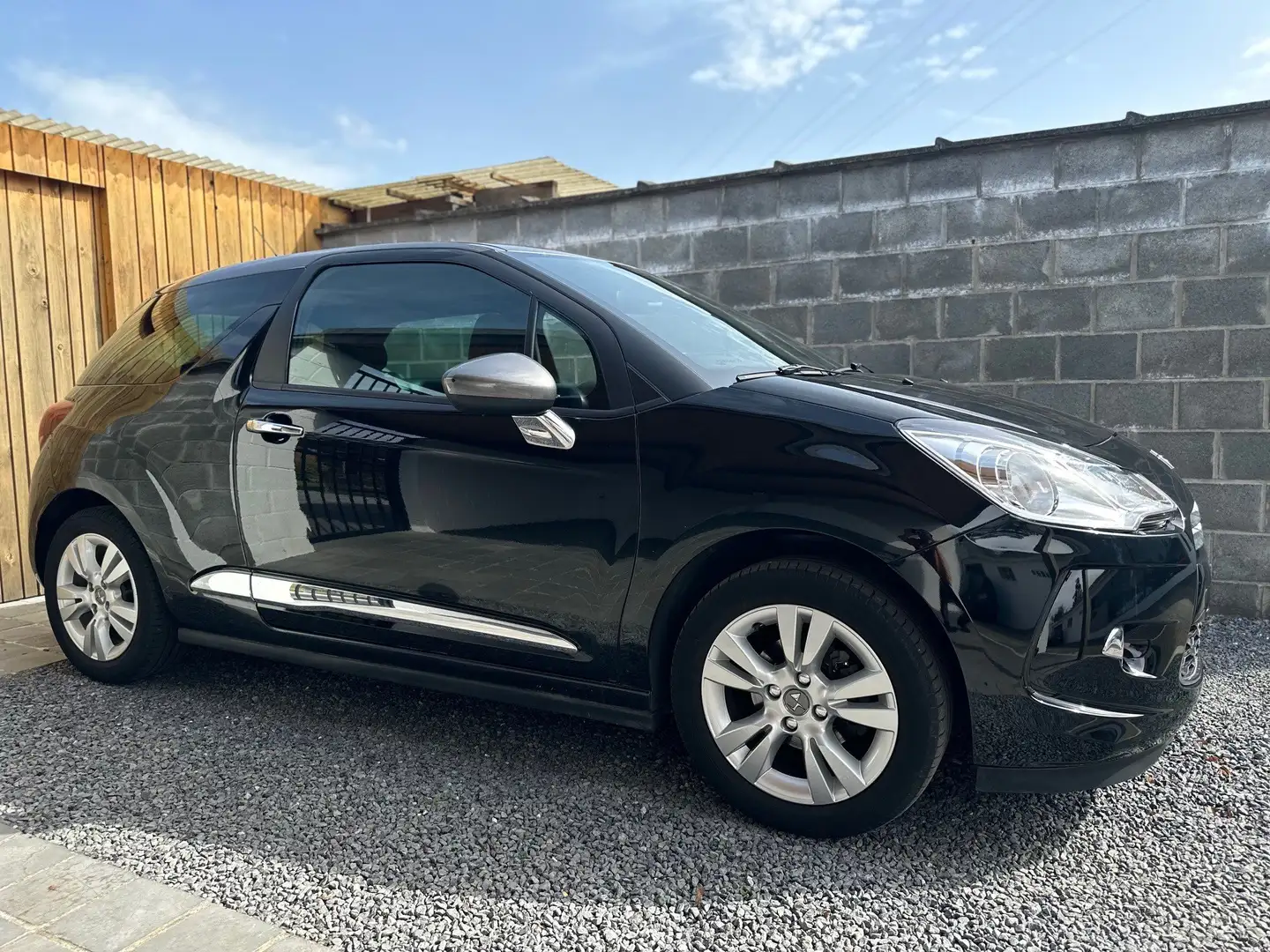 DS Automobiles DS 3 1.2i PureTech Chic Led Airco BT Pdc 44000km Noir - 1