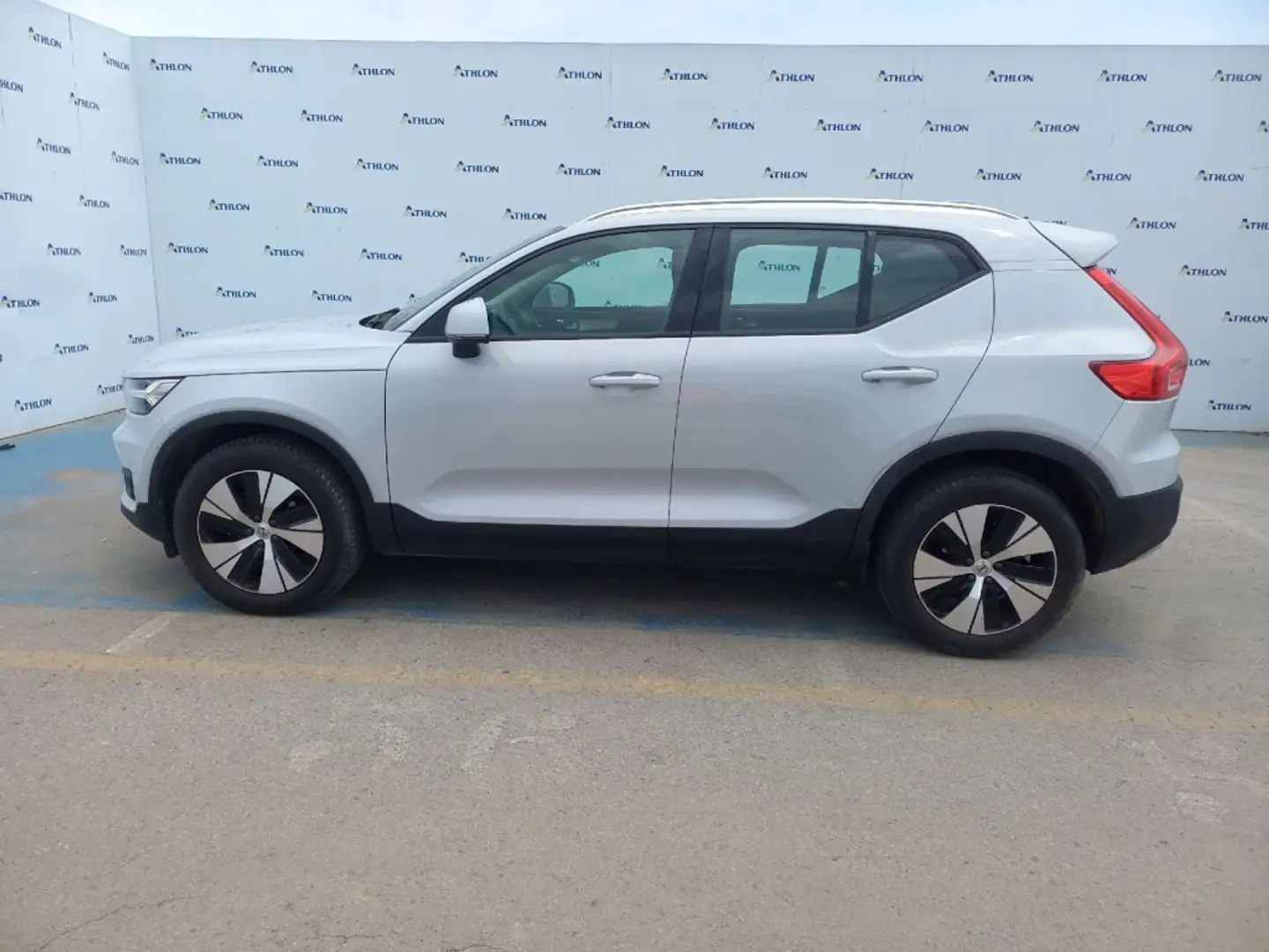 Volvo XC40 T3 Momentum Pro Aut. Argent - 2