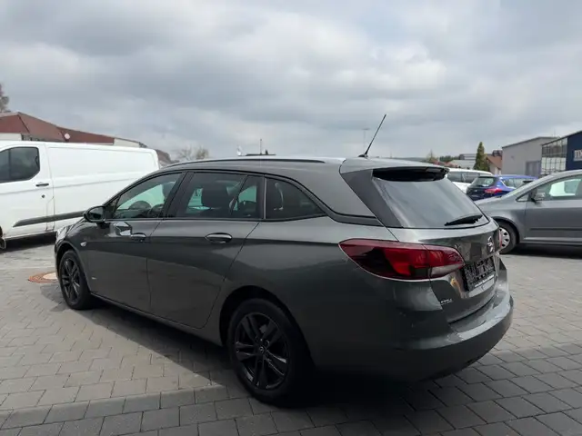 Opel Astra view 5