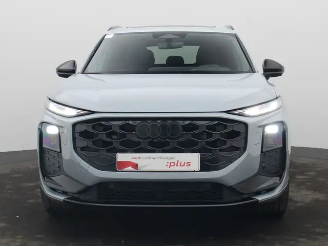 Audi Q3 view 3