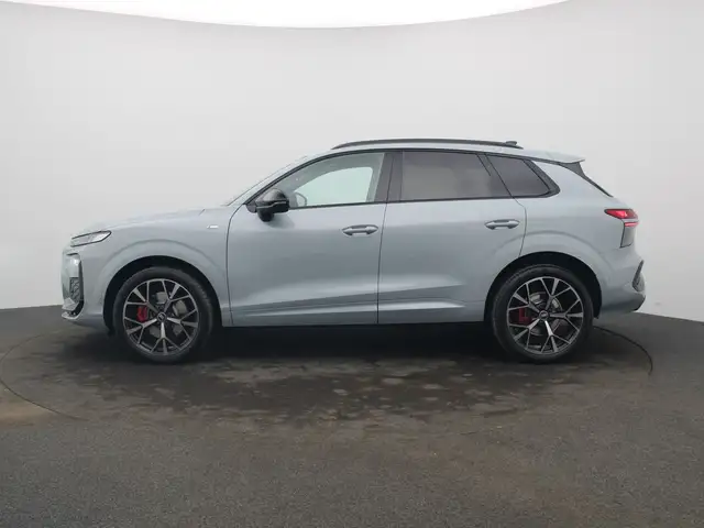 Audi Q3 view 4