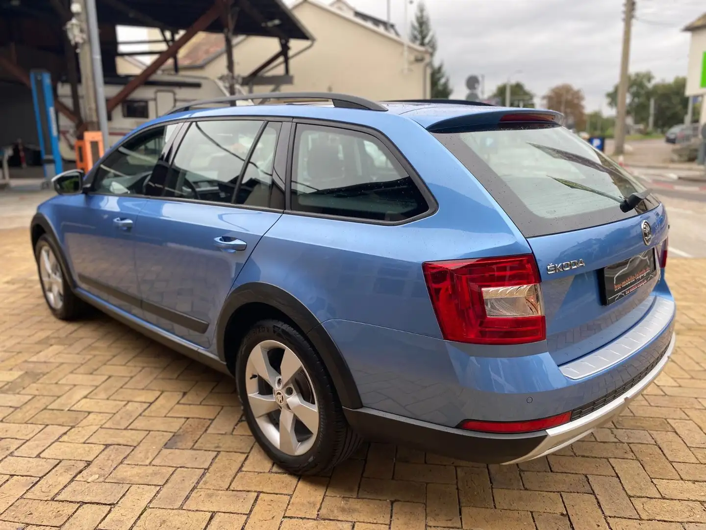 Skoda Octavia Combi Scout 4x4 2.0 TDI AHK PDC GRA 1.Hd Blau - 2