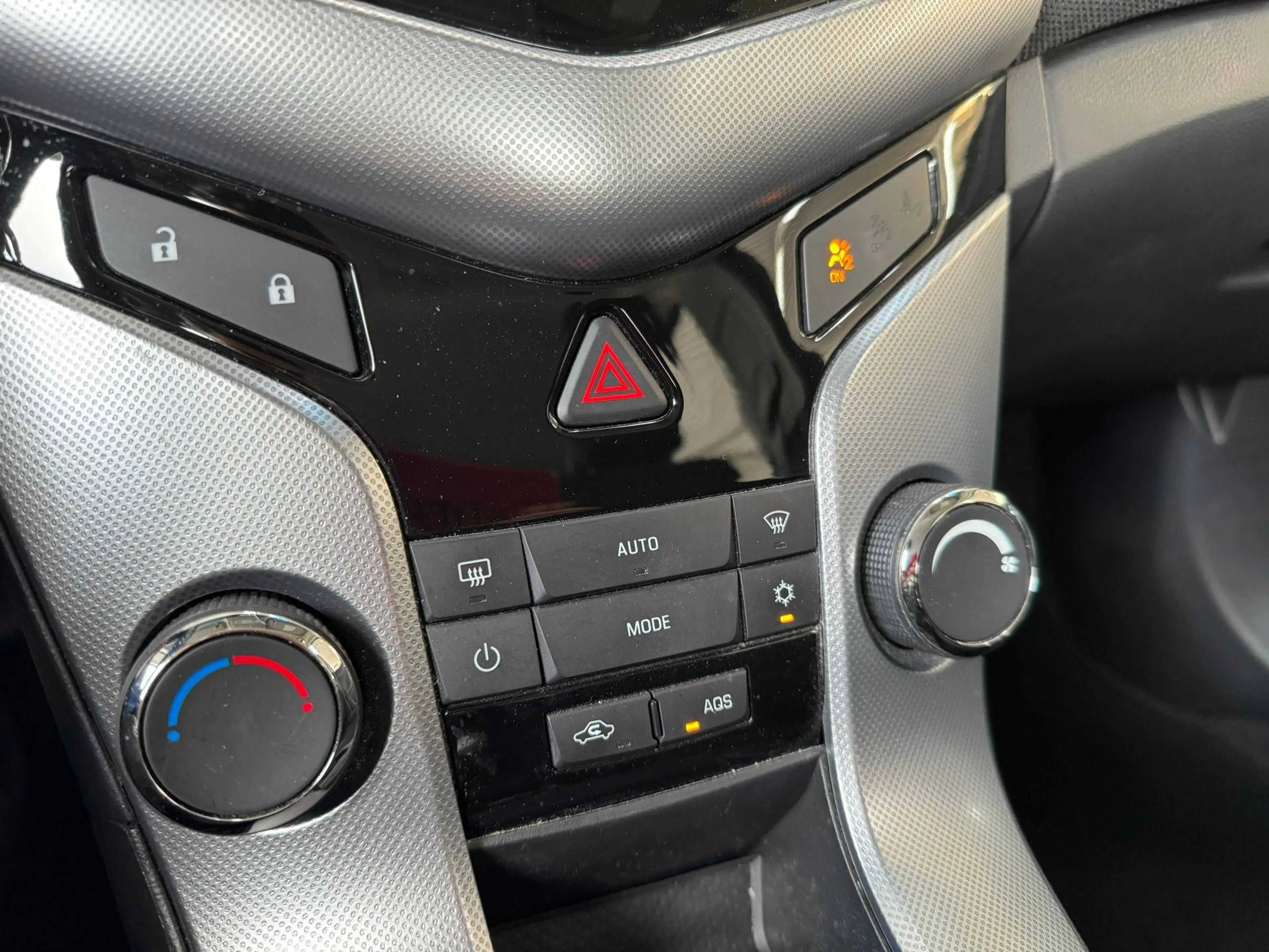 Chevrolet Cruze 🟩 1.8 ESSENCE 140CH - AUTOMATIQUE - AIRCO - CAPTEUR - FAIBLE KILOMETRAGE — photo 12