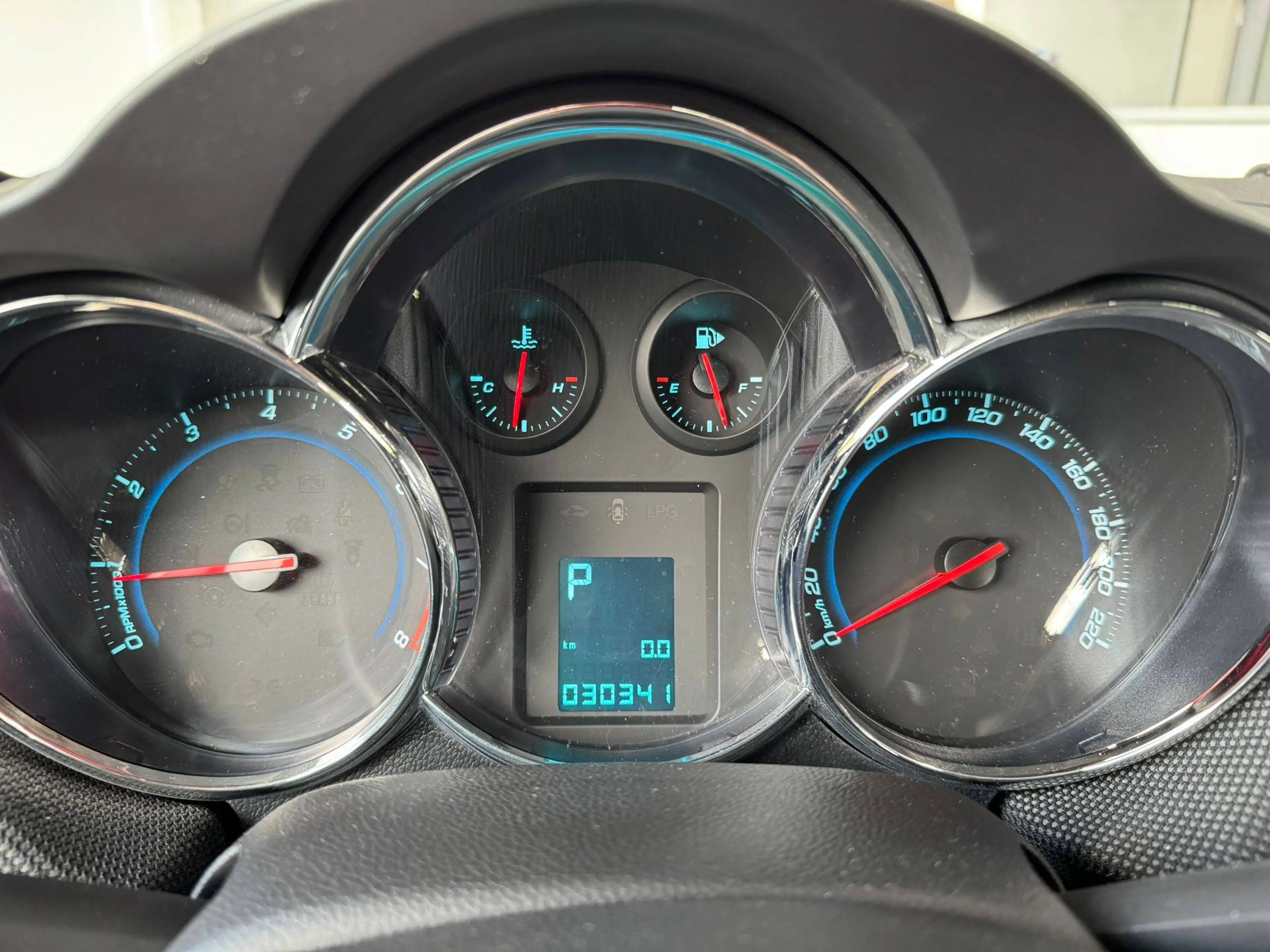 Chevrolet Cruze 🟩 1.8 ESSENCE 140CH - AUTOMATIQUE - AIRCO - CAPTEUR - FAIBLE KILOMETRAGE — photo 9