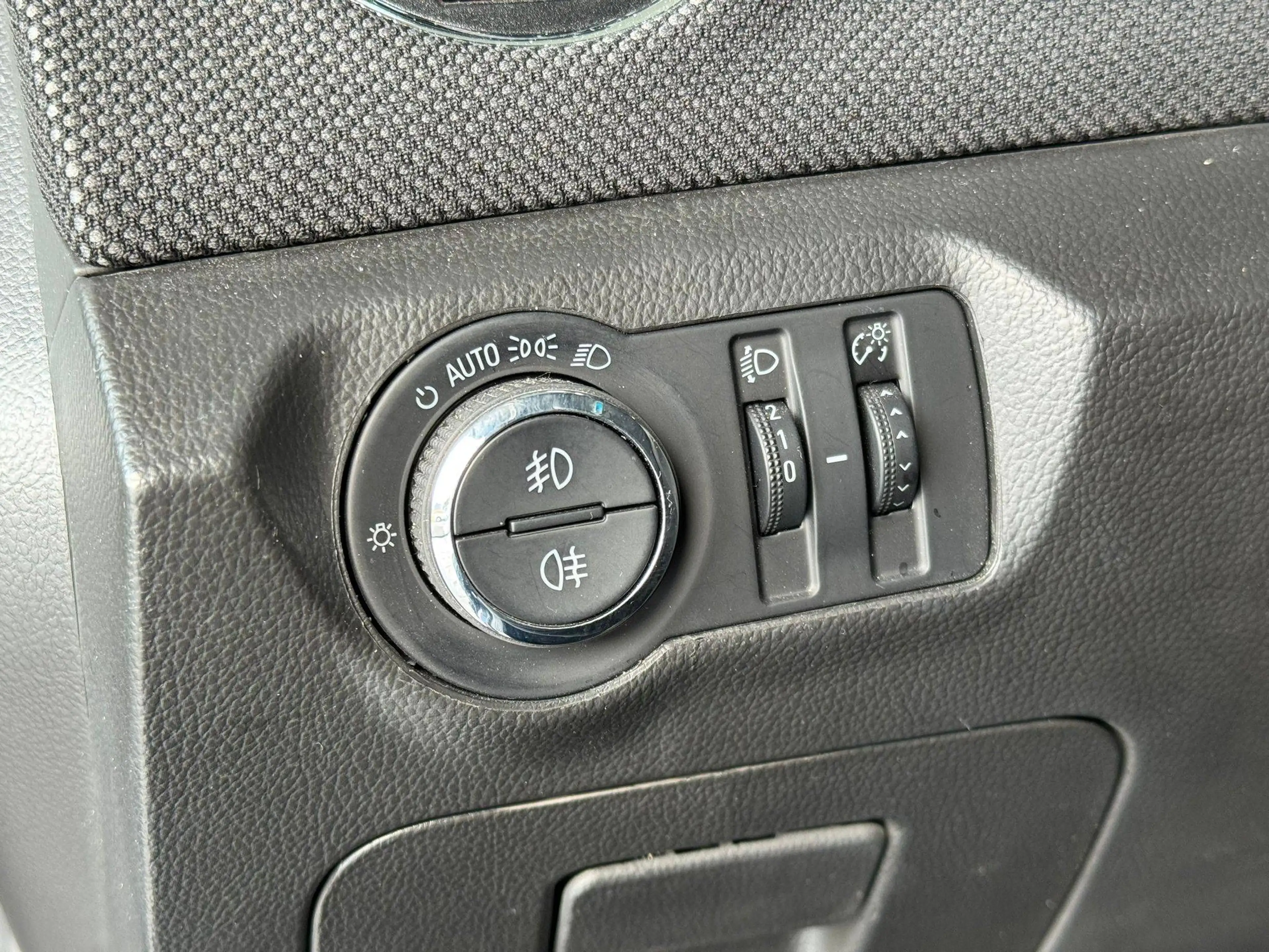 Chevrolet Cruze 🟩 1.8 ESSENCE 140CH - AUTOMATIQUE - AIRCO - CAPTEUR - FAIBLE KILOMETRAGE — photo 14