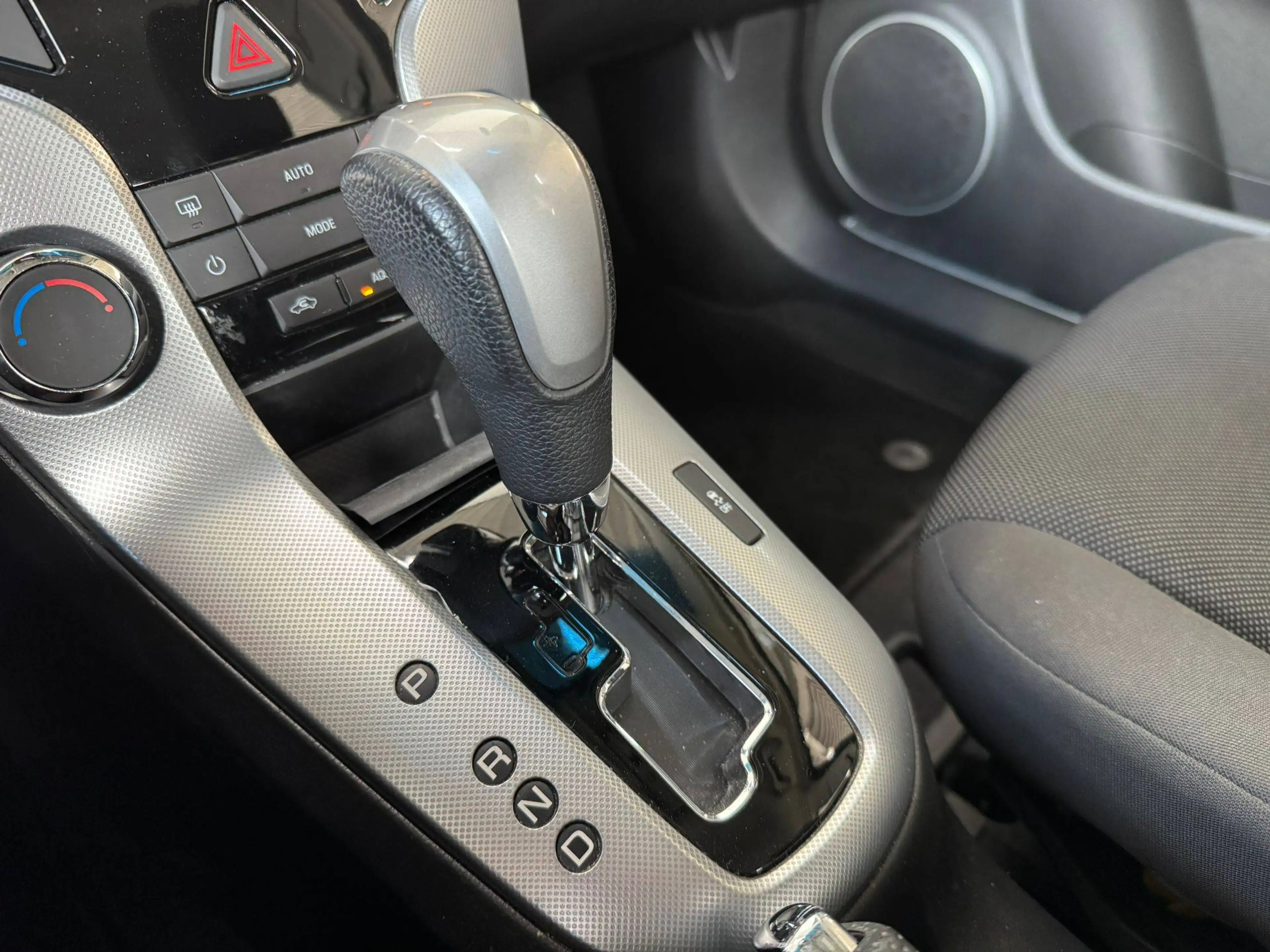Chevrolet Cruze 🟩 1.8 ESSENCE 140CH - AUTOMATIQUE - AIRCO - CAPTEUR - FAIBLE KILOMETRAGE — photo 10
