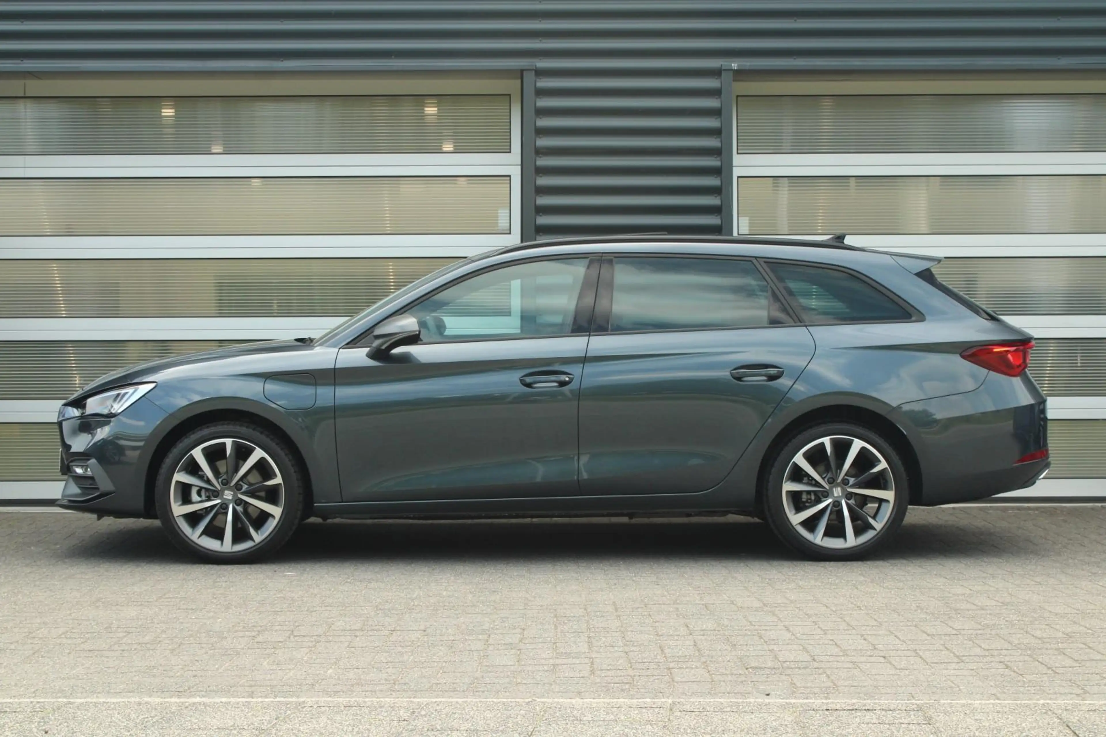 SEAT Leon e-Hybrid Sportstourer 1.5 TSI 204pk DSG FR Business | Panor — photo 11