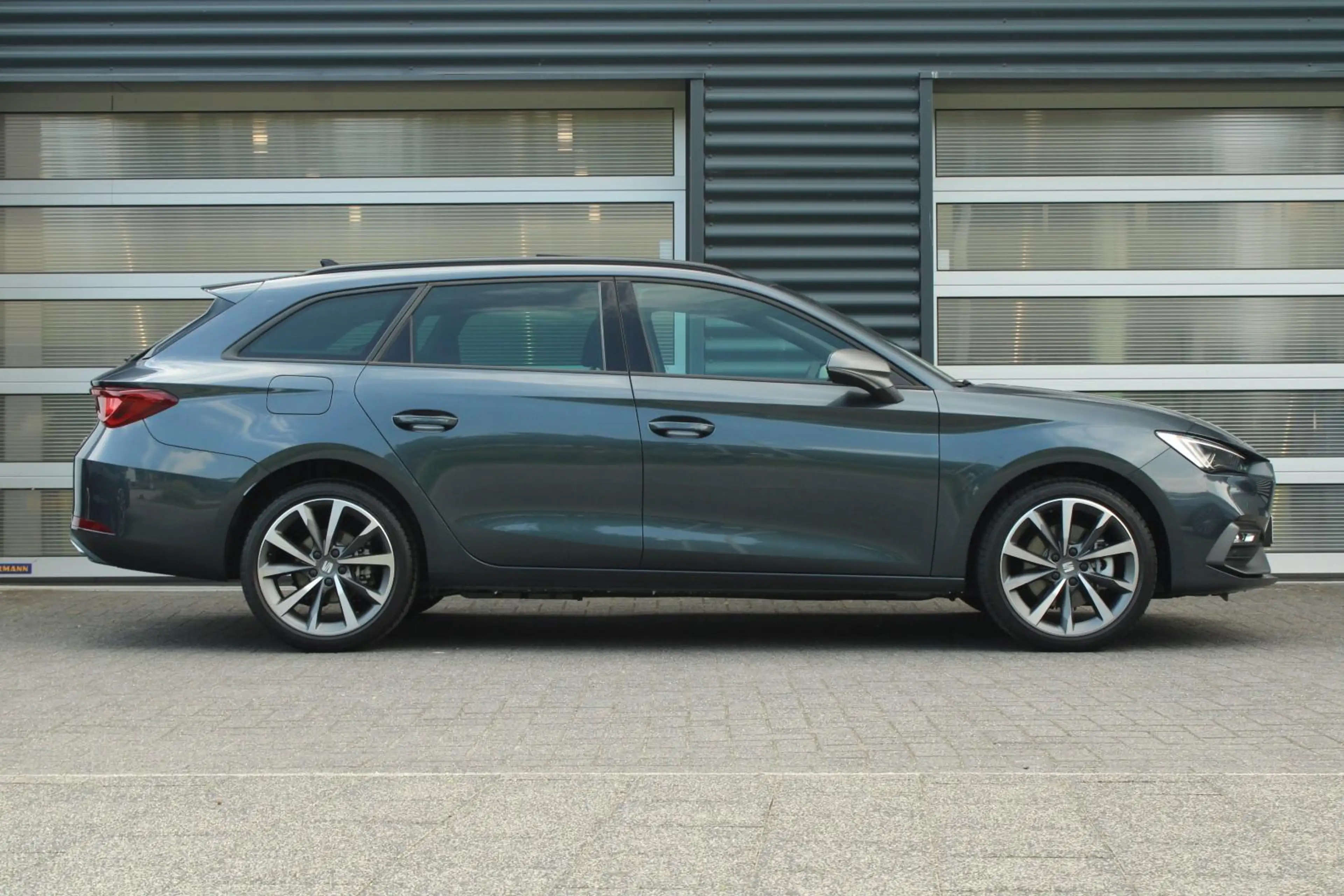 SEAT Leon e-Hybrid Sportstourer 1.5 TSI 204pk DSG FR Business | Panor — photo 3