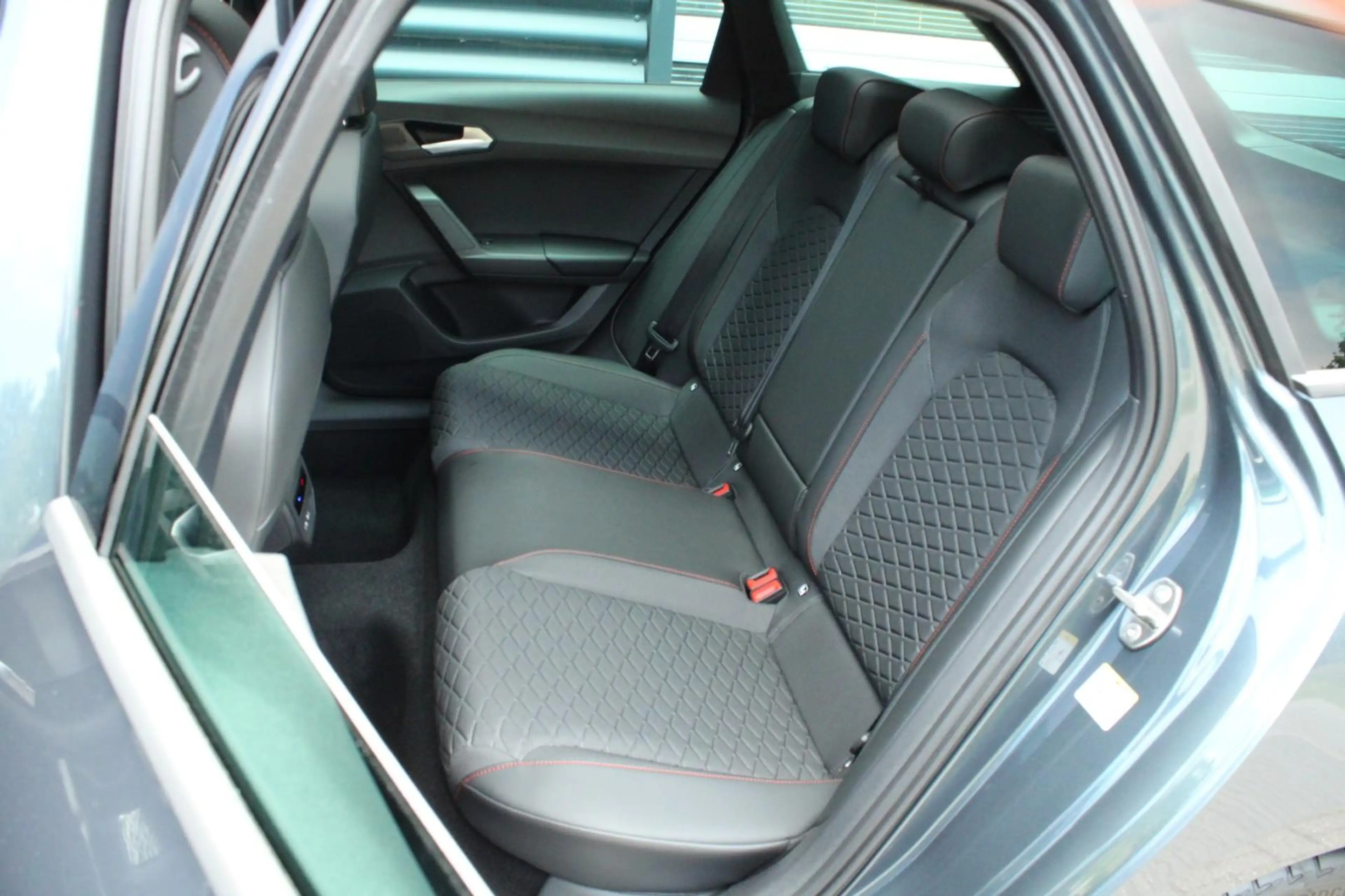 SEAT Leon e-Hybrid Sportstourer 1.5 TSI 204pk DSG FR Business | Panor — photo 6