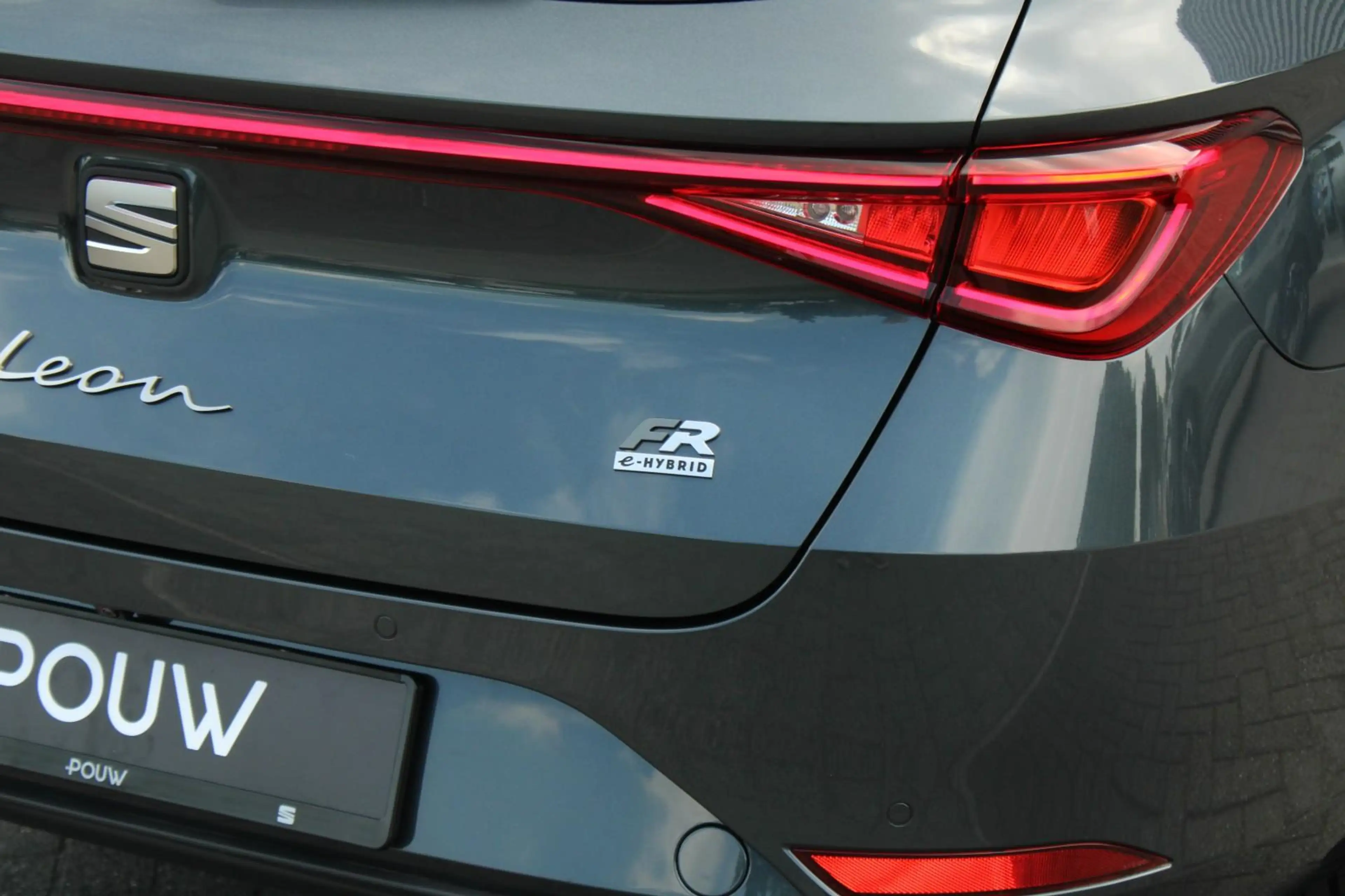 SEAT Leon e-Hybrid Sportstourer 1.5 TSI 204pk DSG FR Business | Panor — photo 13