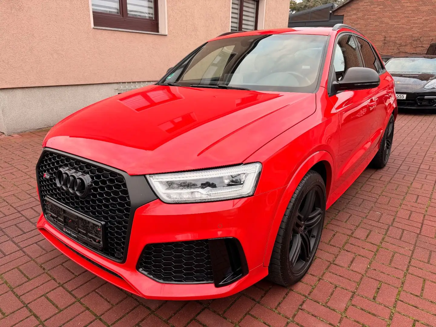 Audi RS Q3 2.5 TFSI quattro 1. HD+VOLL+PANO+VOLLEDER Rot - 1