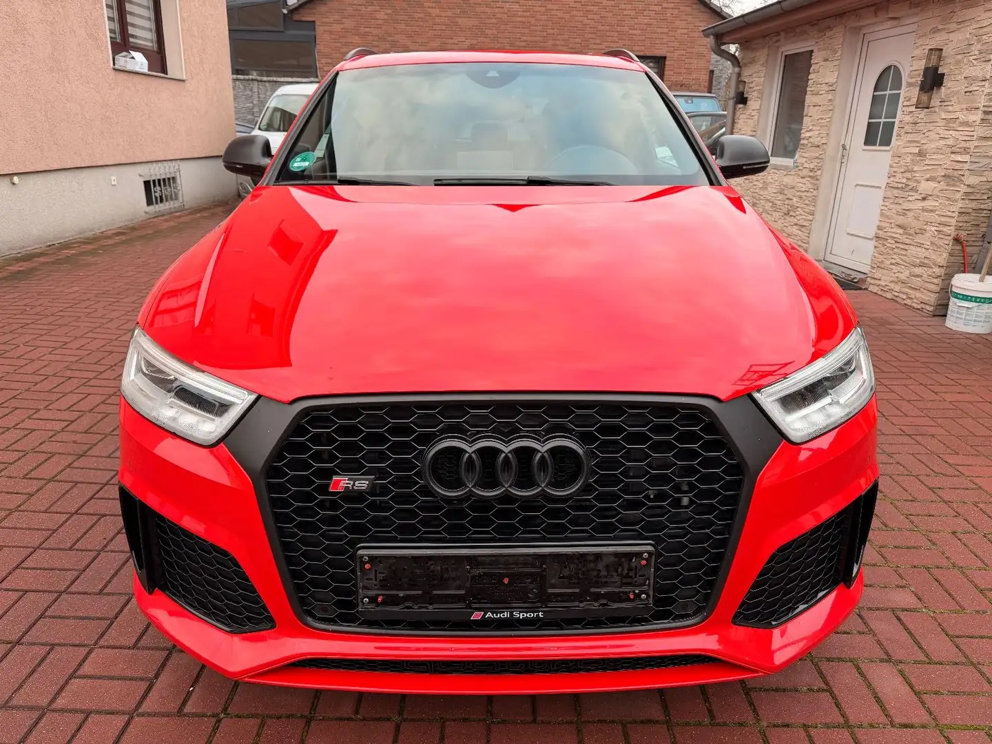 Audi RS Q3 2.5 TFSI quattro 1. HD+VOLL+PANO+VOLLEDER Rot - 2