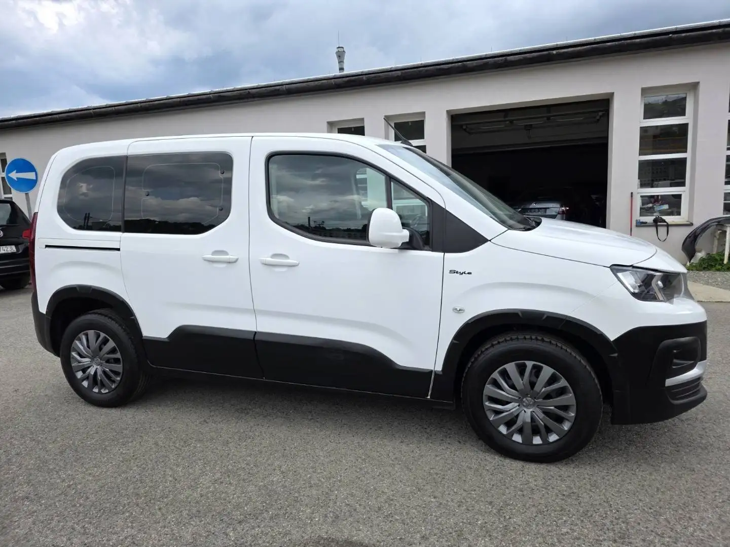 Peugeot Rifter Rifter 1.5 BlueHDI 100 L1 Active Bílá - 2