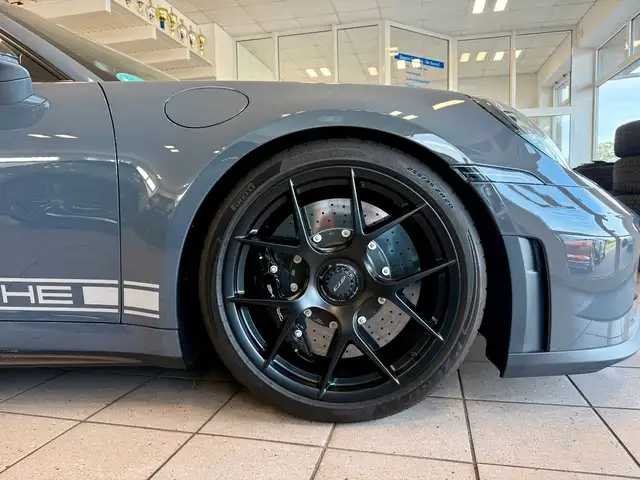 Porsche 911 view 7