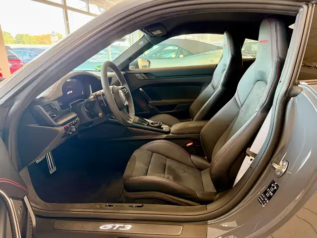 Porsche 911 view 13