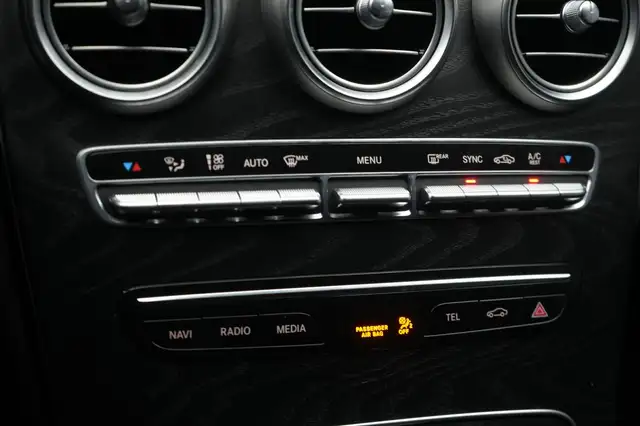 Mercedes-Benz 220 view 13