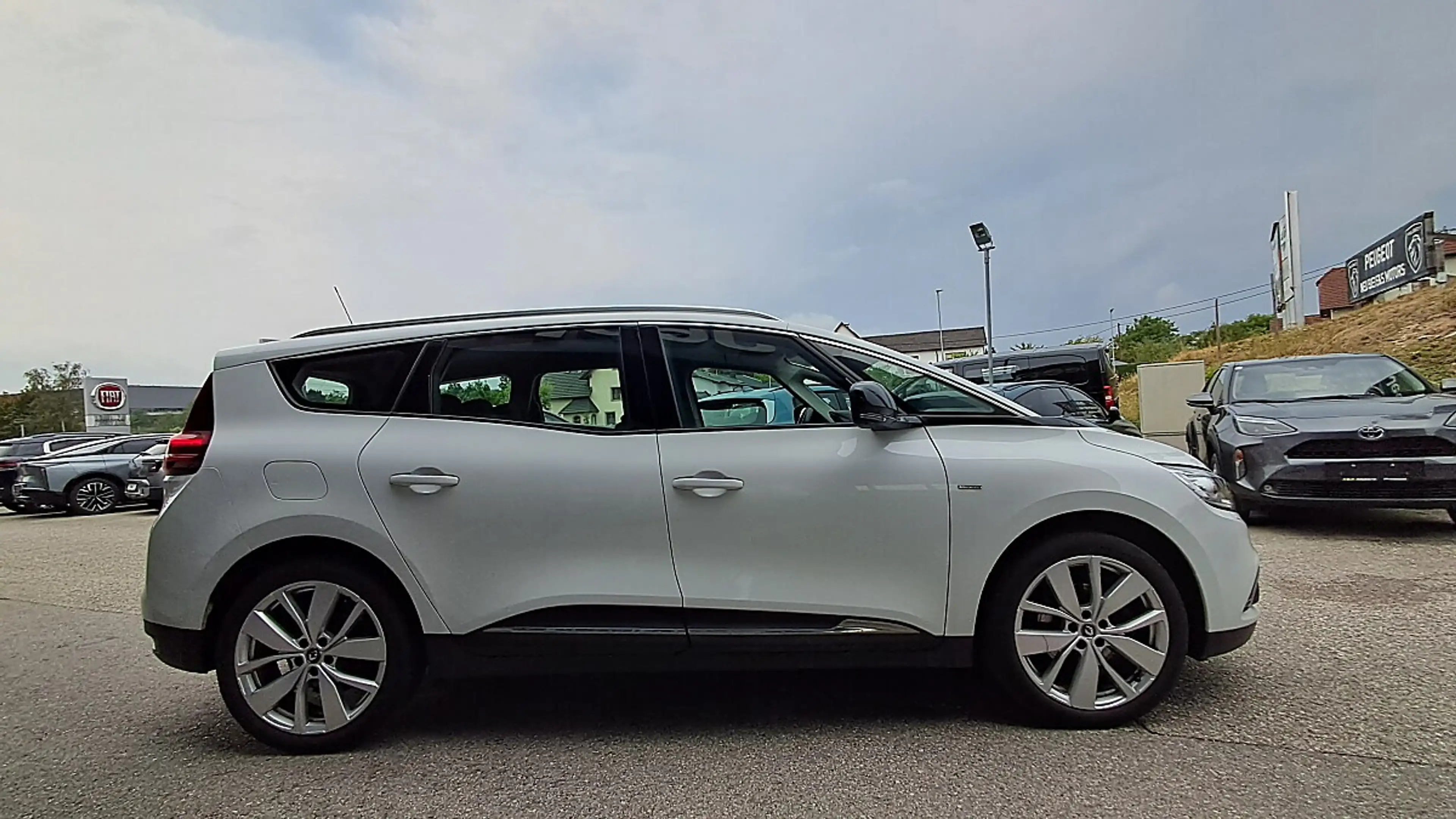 Renault Grand Scenic Grand Scénic TCe 115 PF Limited — photo 9