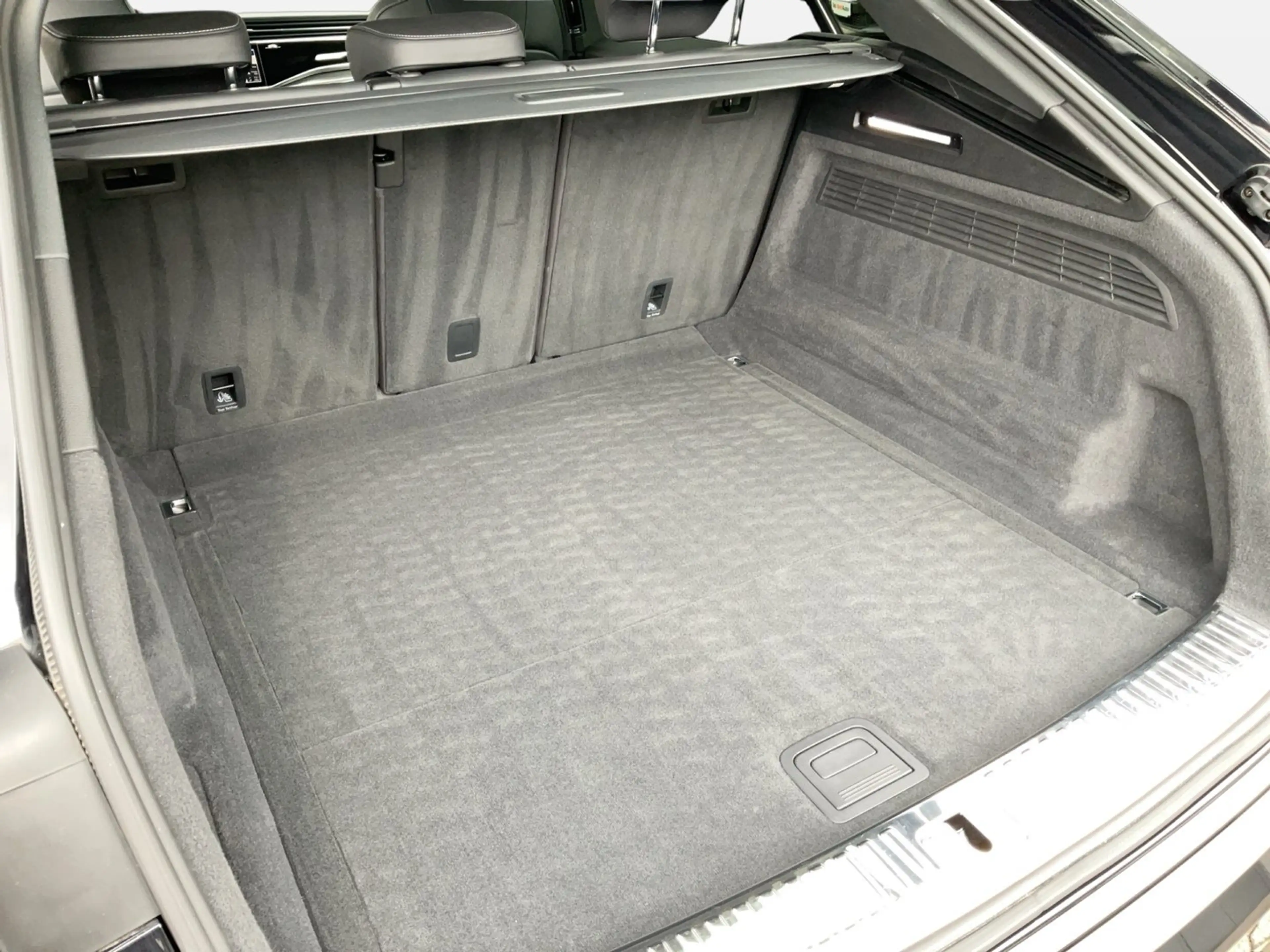 Audi SQ8 TDI quattro — photo 13