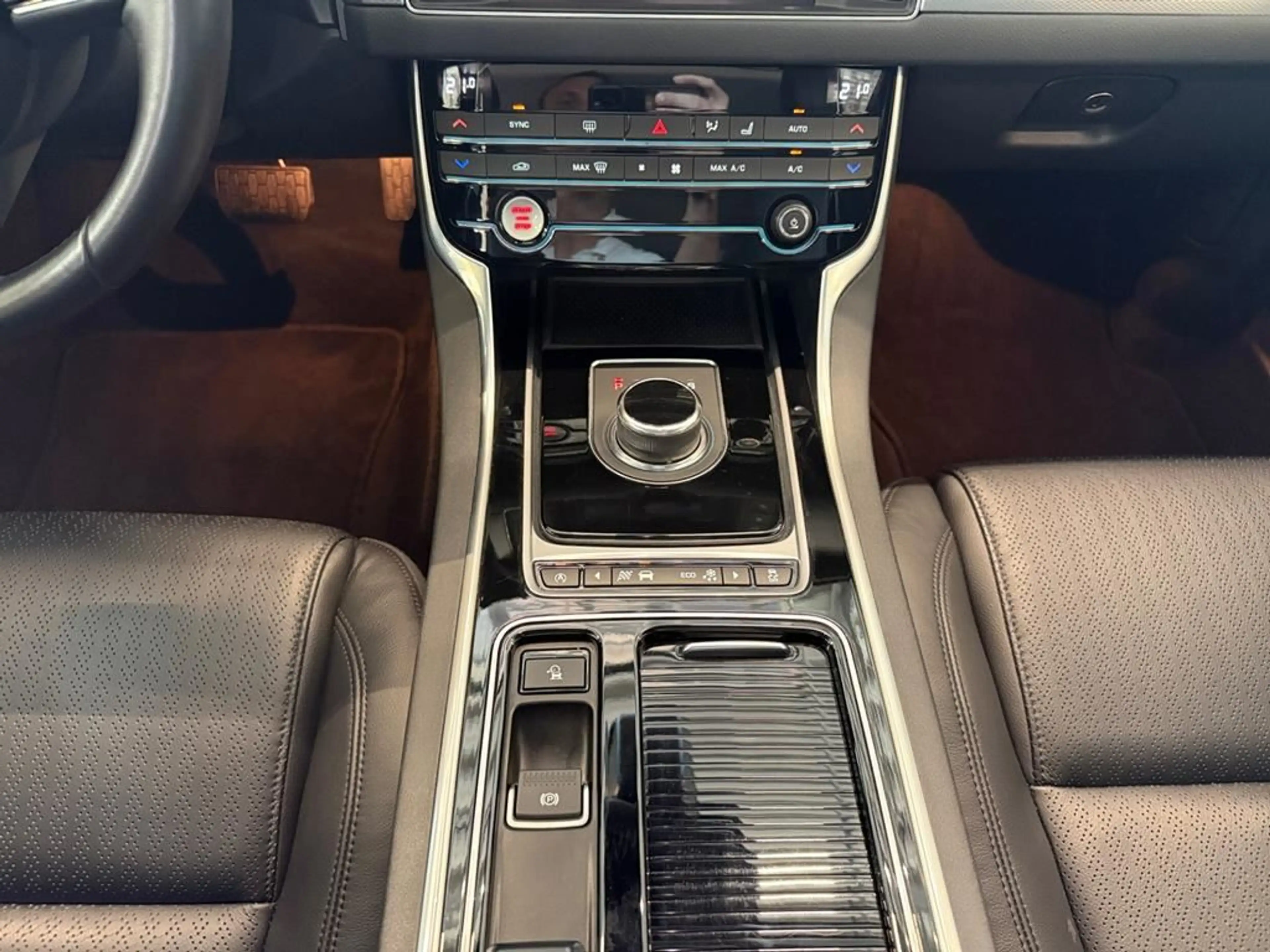 Jaguar XF Prestige — photo 9
