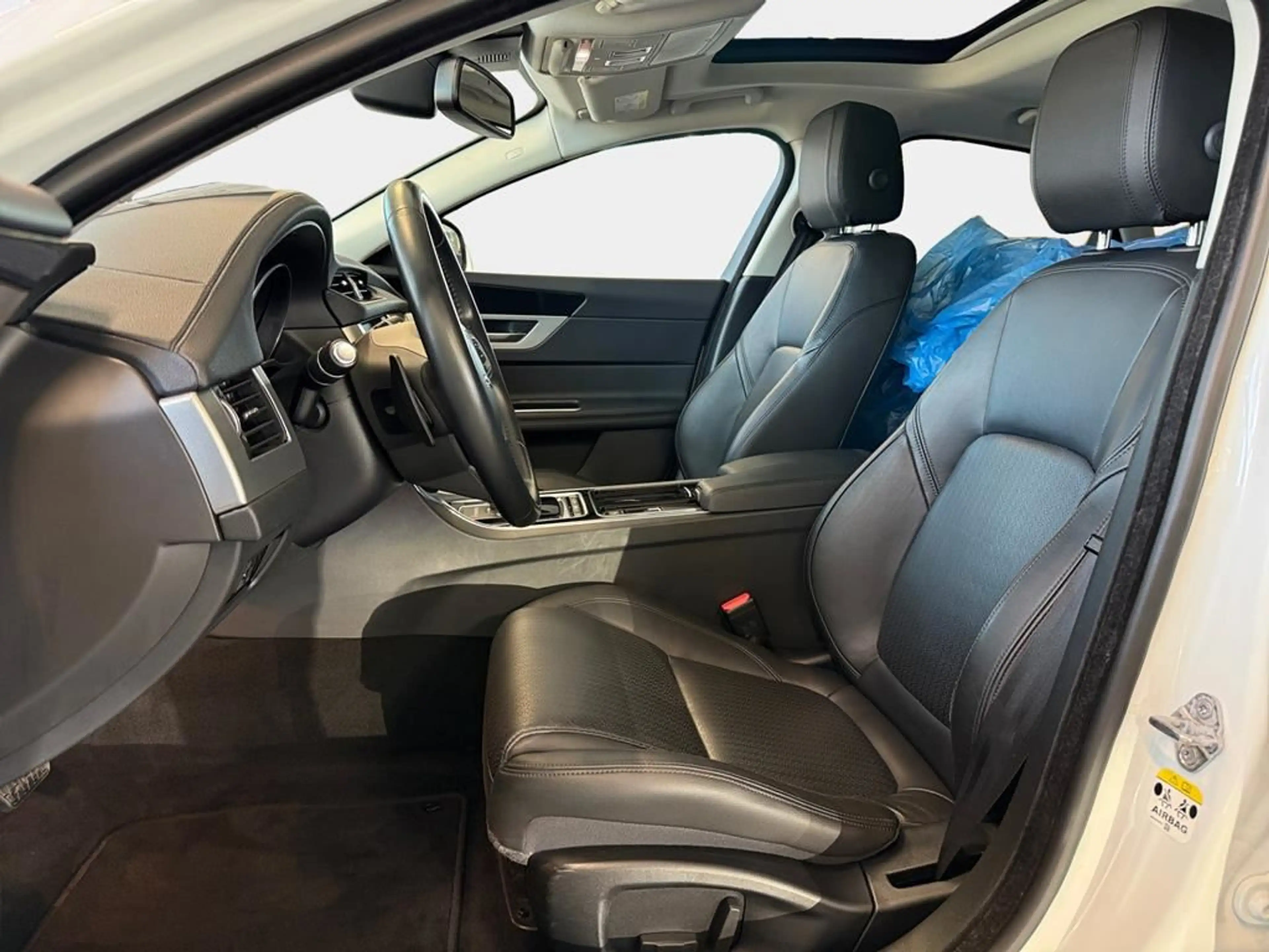 Jaguar XF Prestige — photo 8