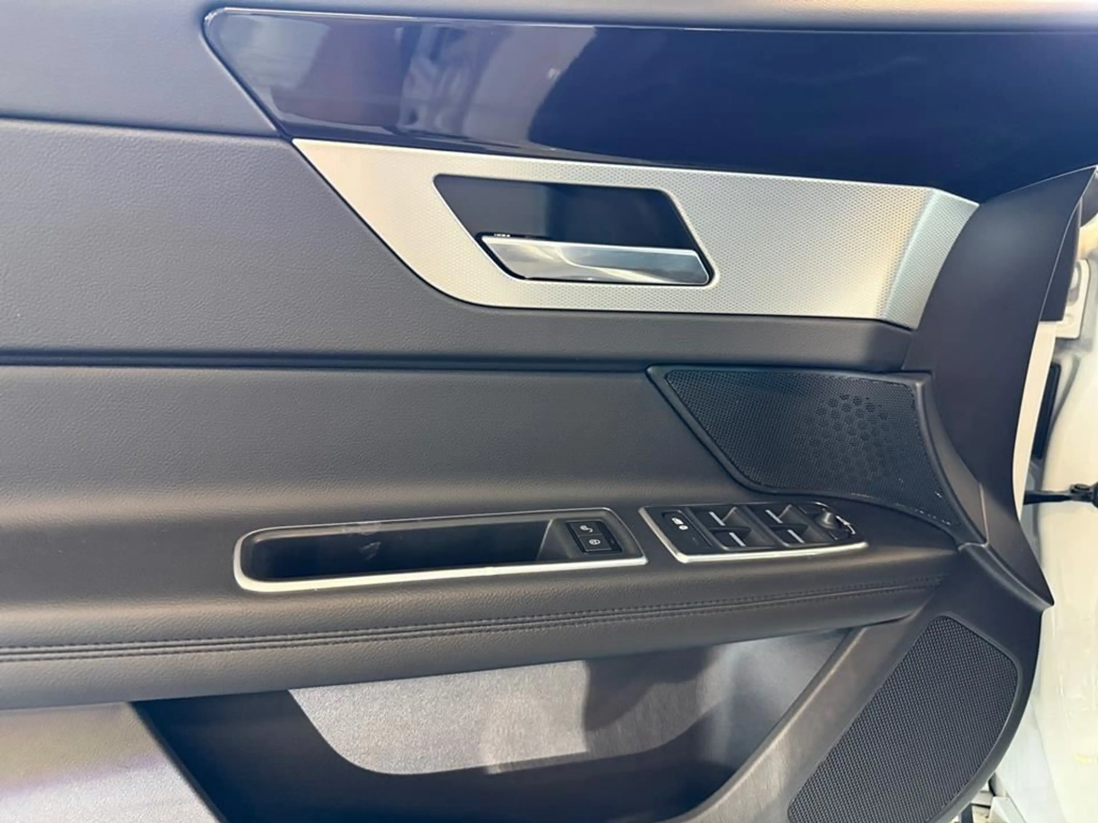 Jaguar XF Prestige — photo 7