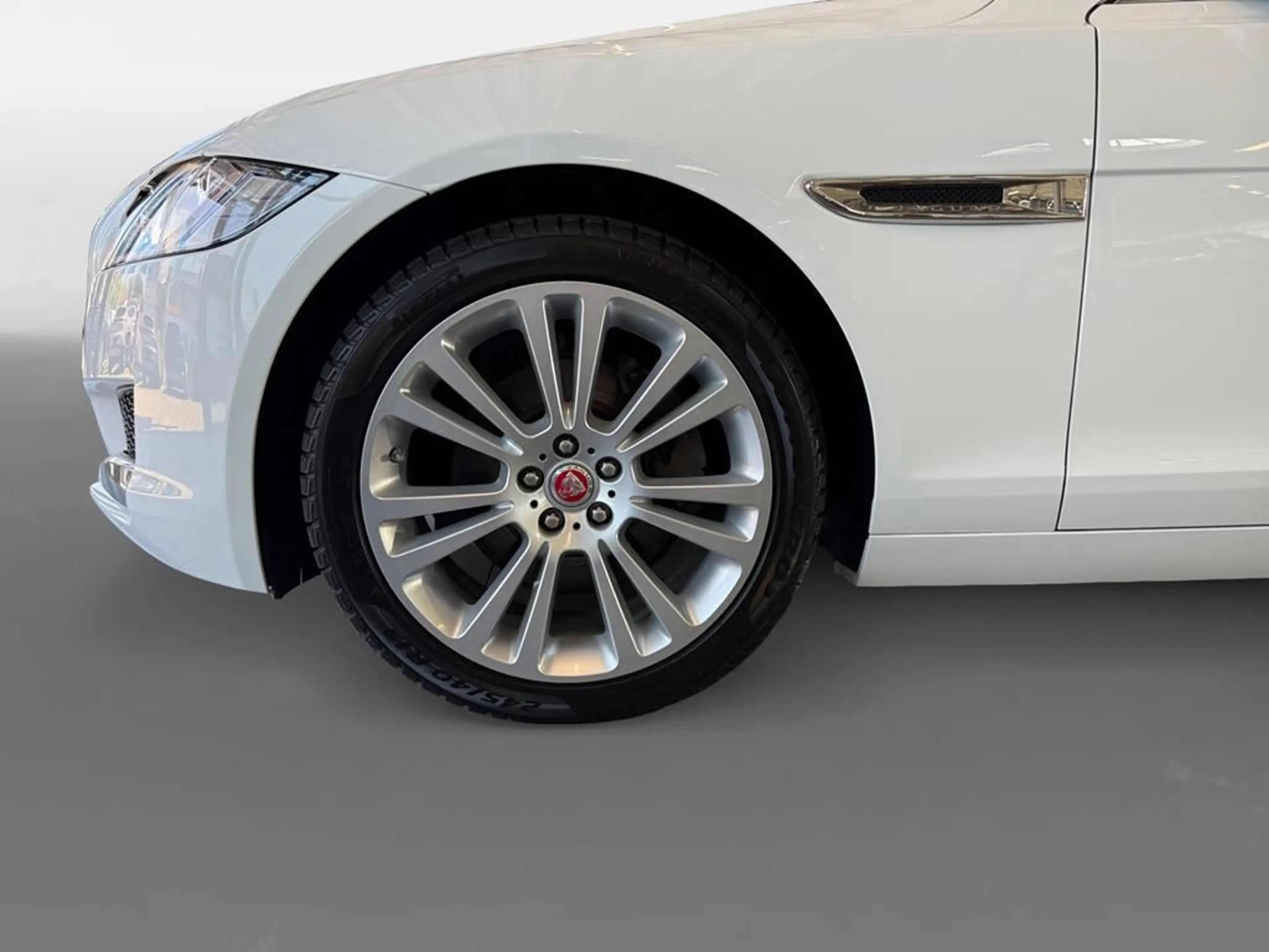 Jaguar XF Prestige — photo 14