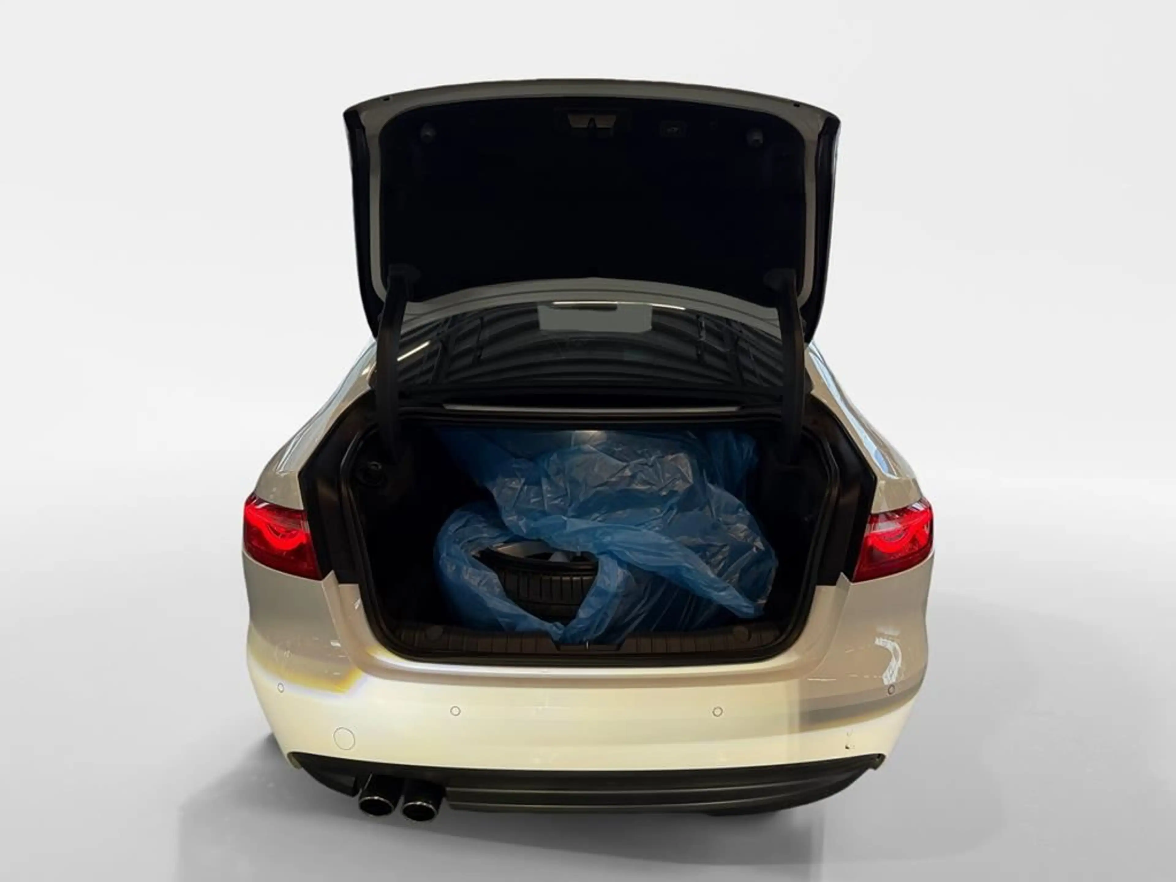 Jaguar XF Prestige — photo 15