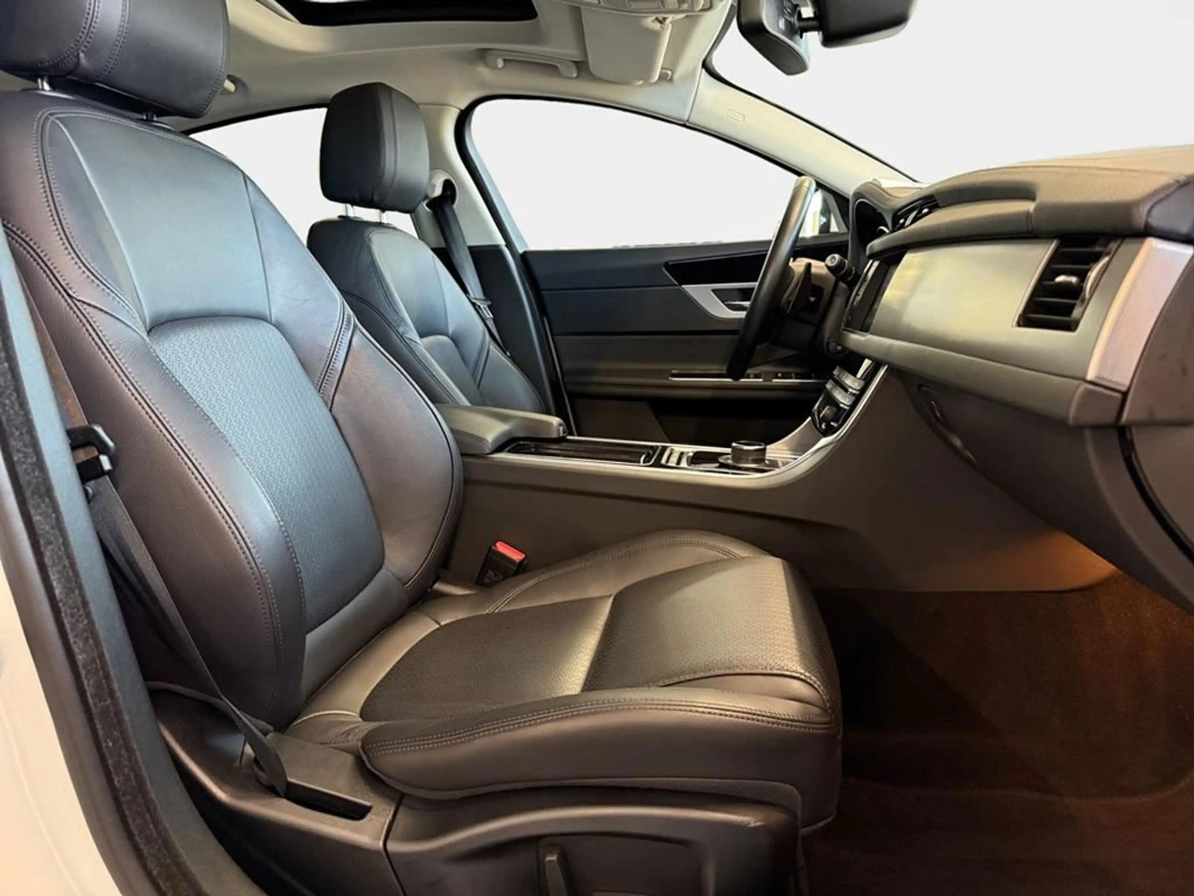 Jaguar XF Prestige — photo 12
