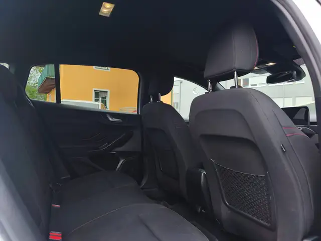 Ford Focus view 13