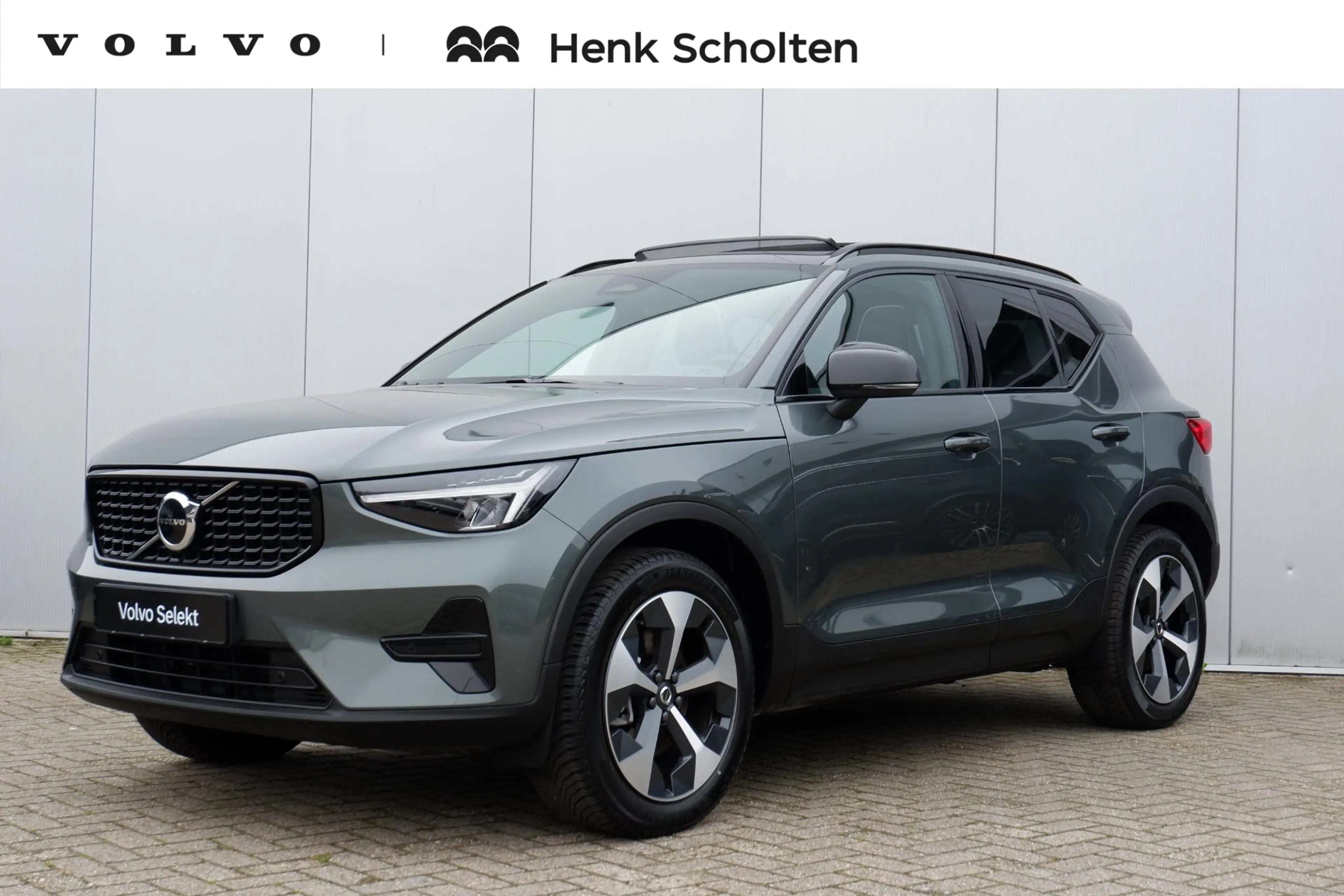 Volvo XC40 2.0 B4 Plus Dark | Trekhaak | Panoramadak | Verwar