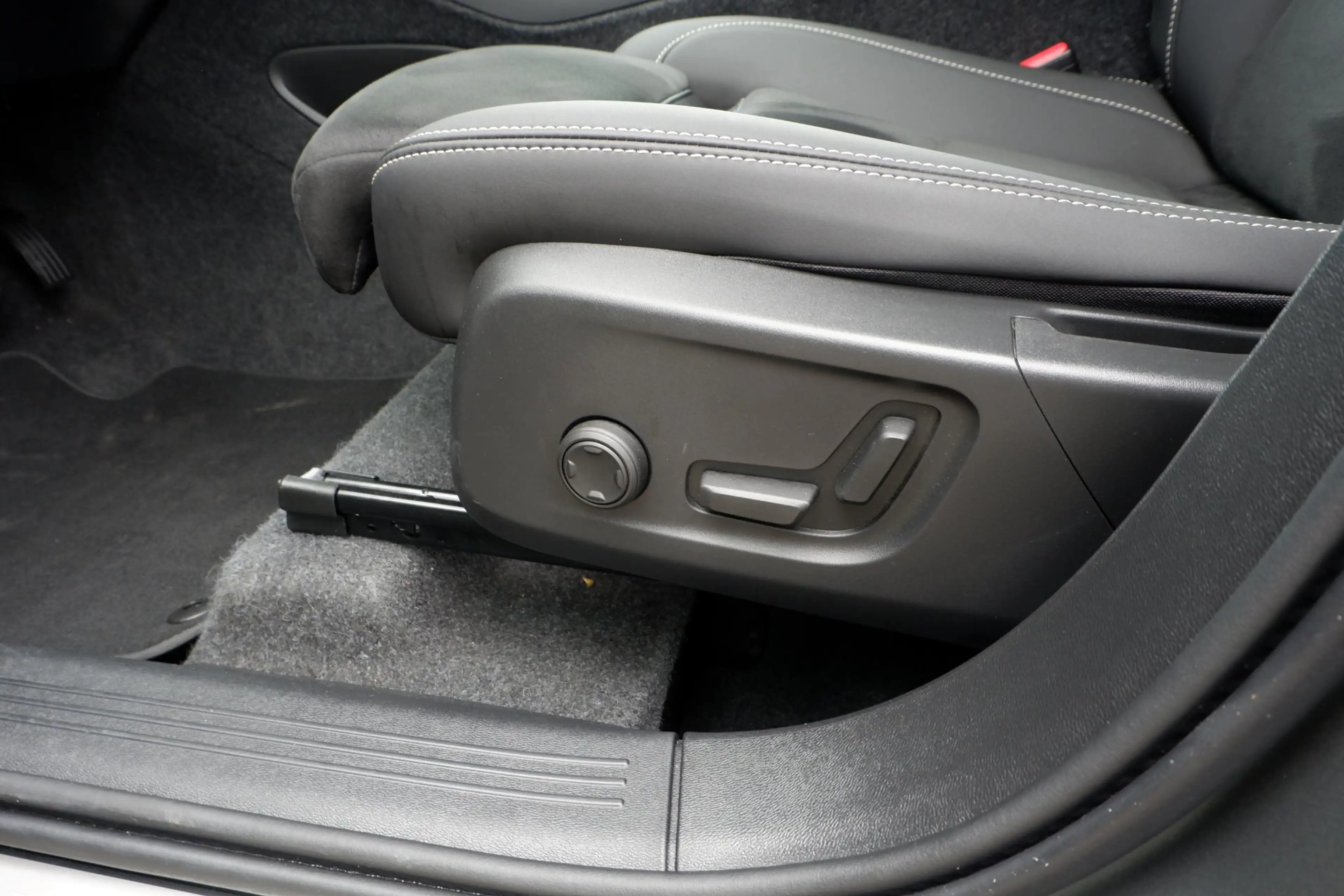 Volvo XC40 2.0 B4 Plus Dark | Trekhaak | Panoramadak | Verwar — photo 12
