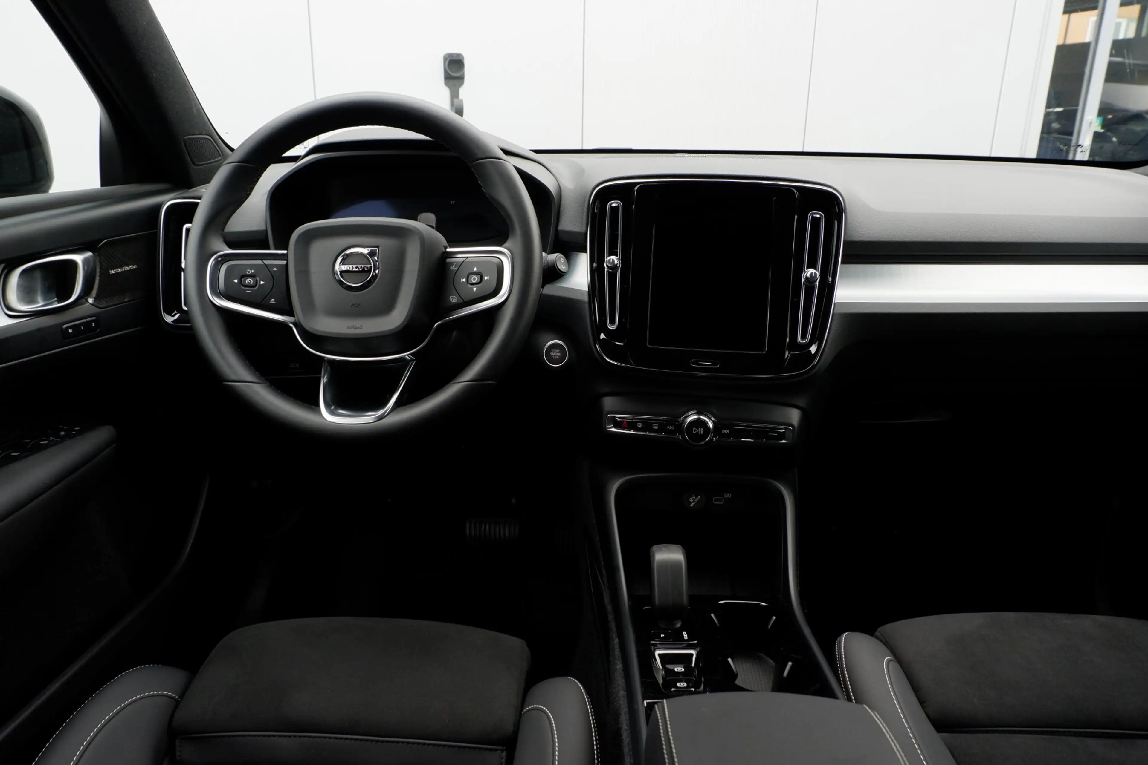 Volvo XC40 2.0 B4 Plus Dark | Trekhaak | Panoramadak | Verwar — photo 4