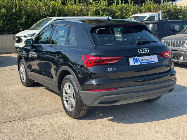 Audi Q3 view 5