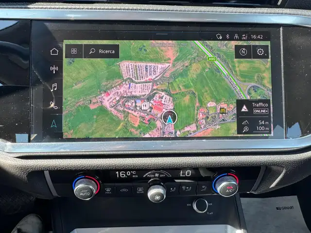 Audi Q3 view 8