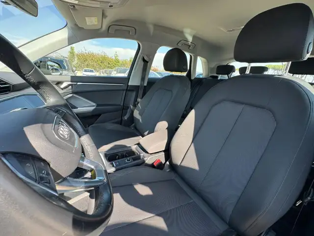 Audi Q3 view 12
