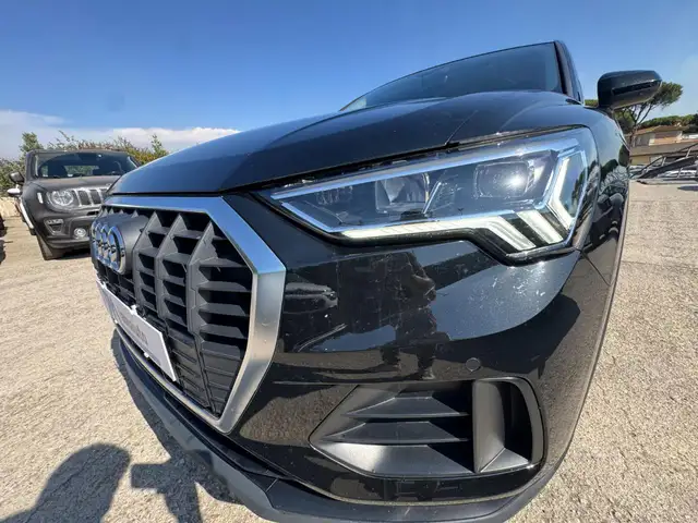 Audi Q3 view 15