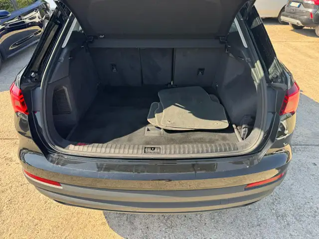 Audi Q3 view 14