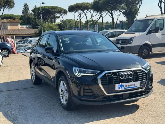Audi Q3 view 3