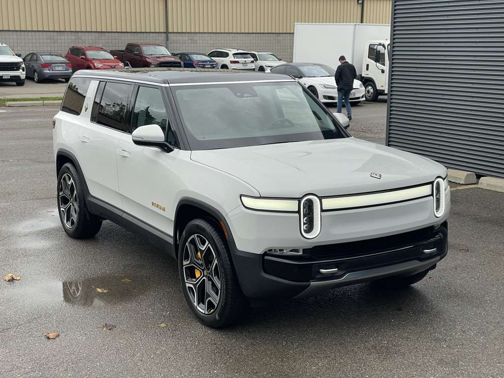 2024 Rivian R1S