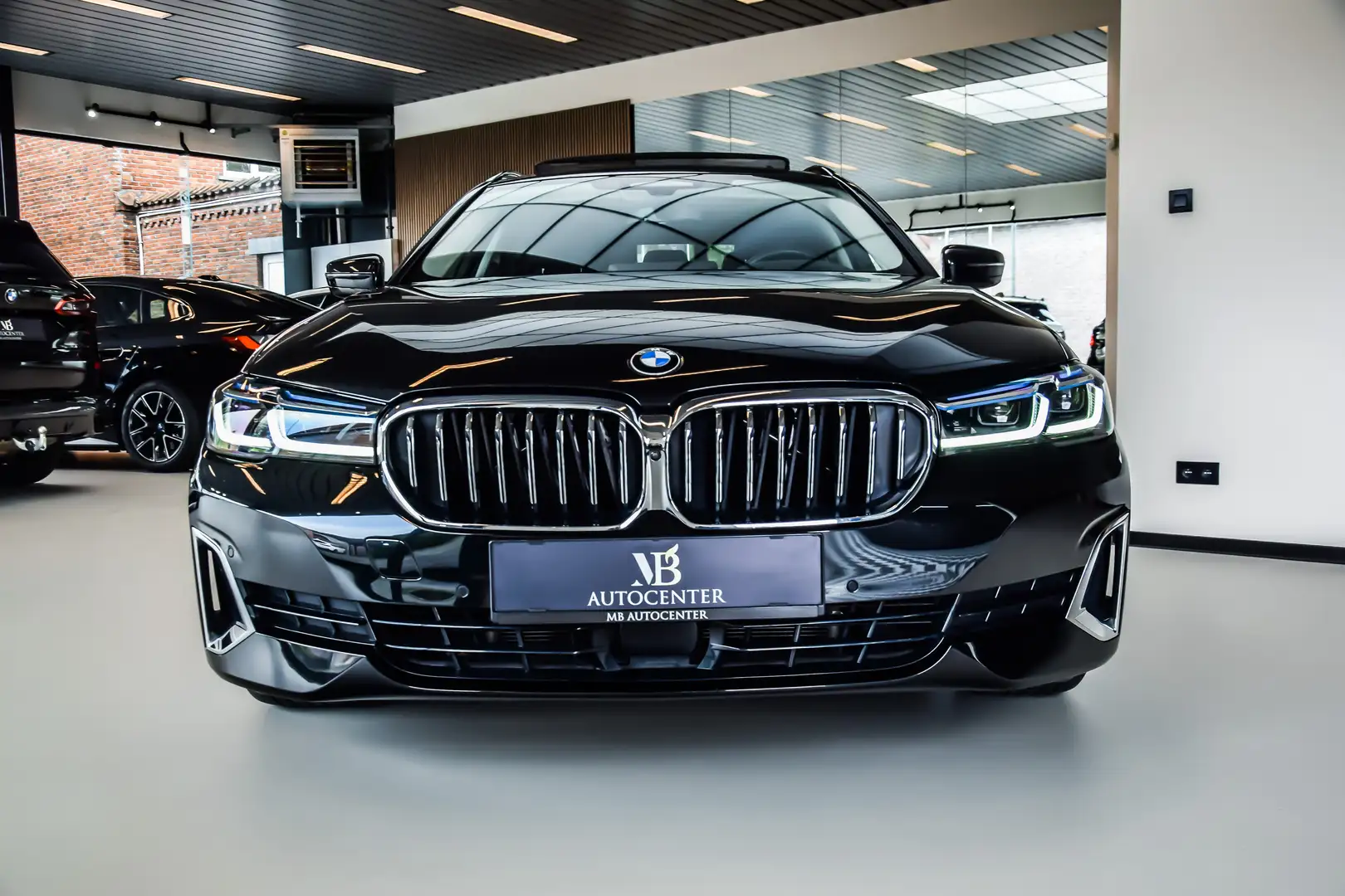BMW 530 e xDrive Luxury Line 2021-PANO-ACC-360-HUD-LASER Zwart - 2