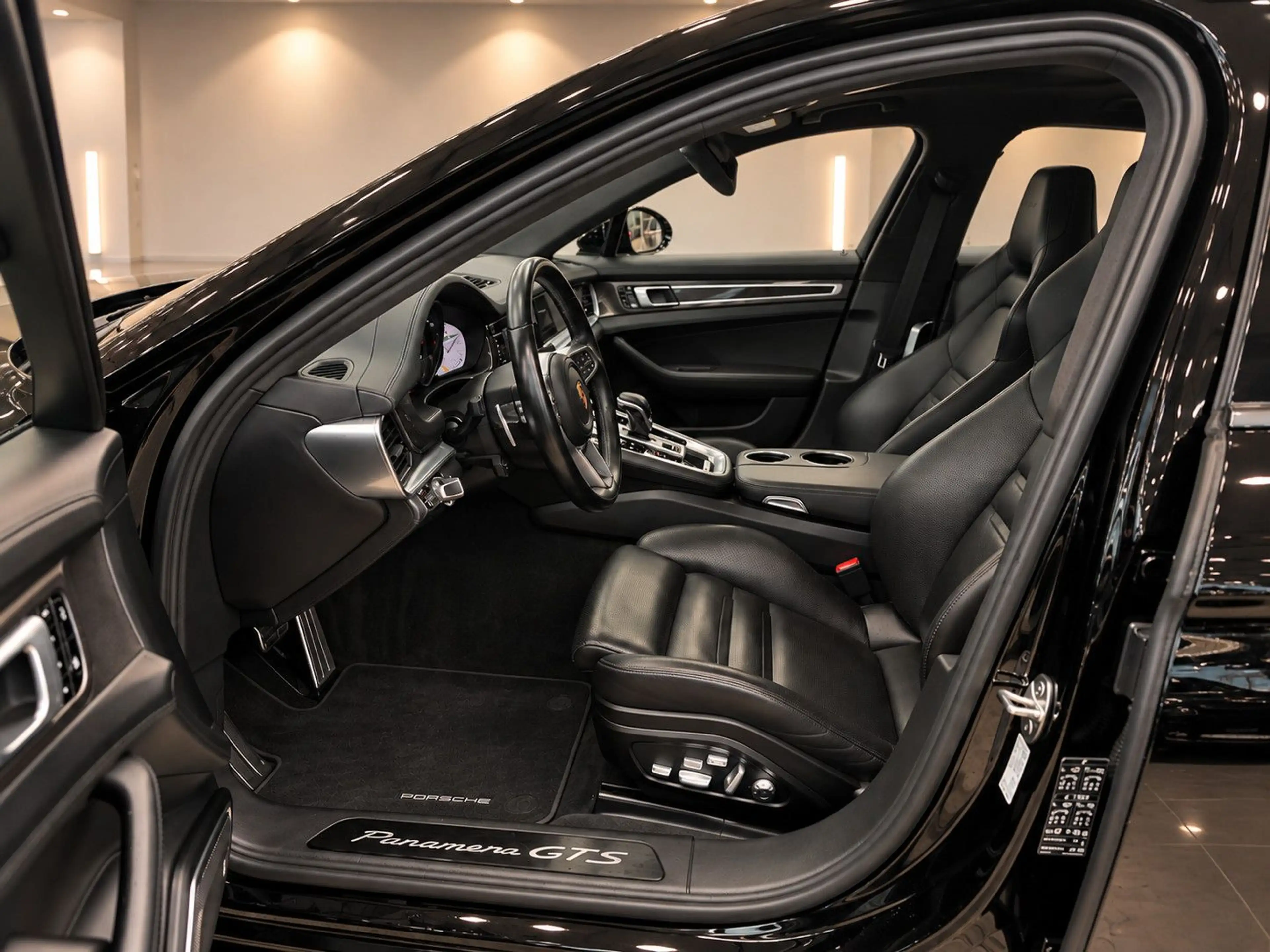 Porsche Panamera GTS Sport Design Carbon Panorama — photo 8