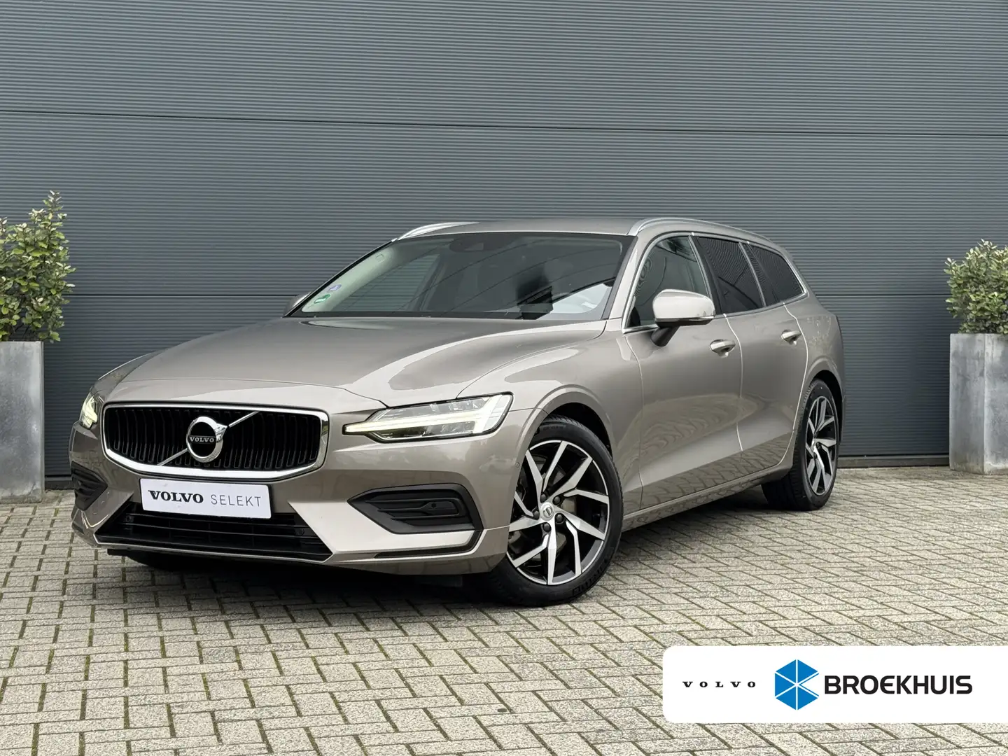 Volvo V60 2.0 T5 Momentum | Trekhaak | Carplay | Leder | Sto Gris - 1