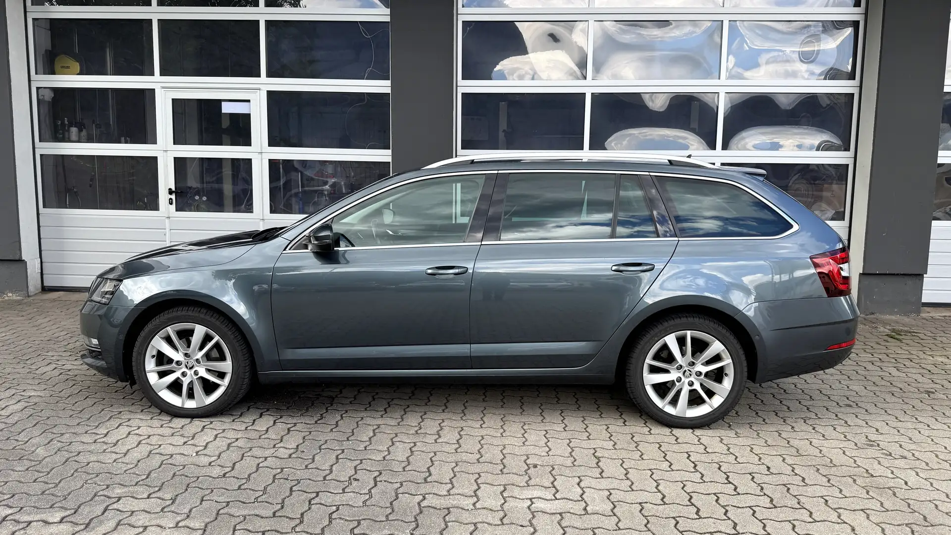 Skoda Octavia Style Limited DSG "AHV, Navi" Grau - 2