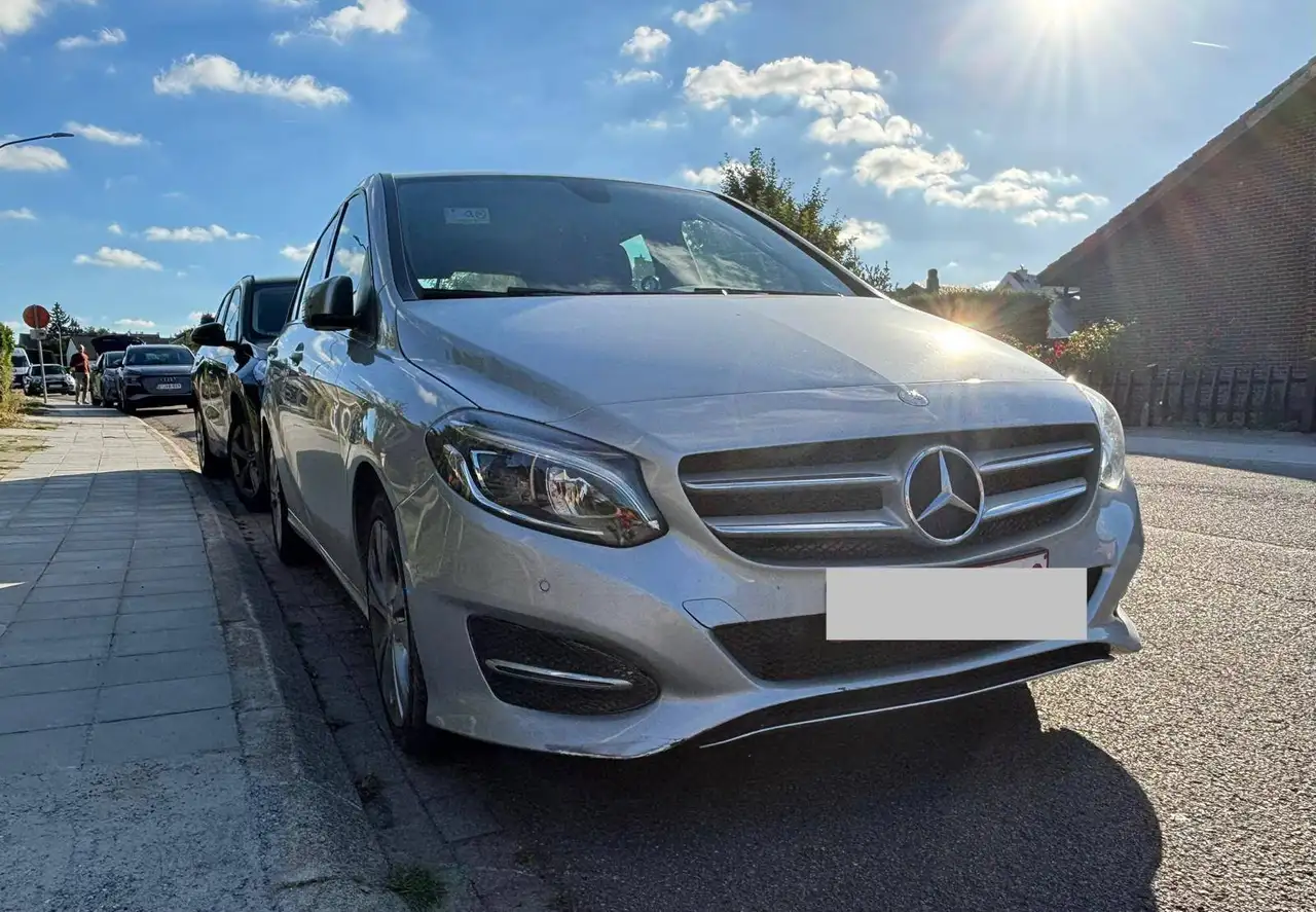 Mercedes-Benz B 180