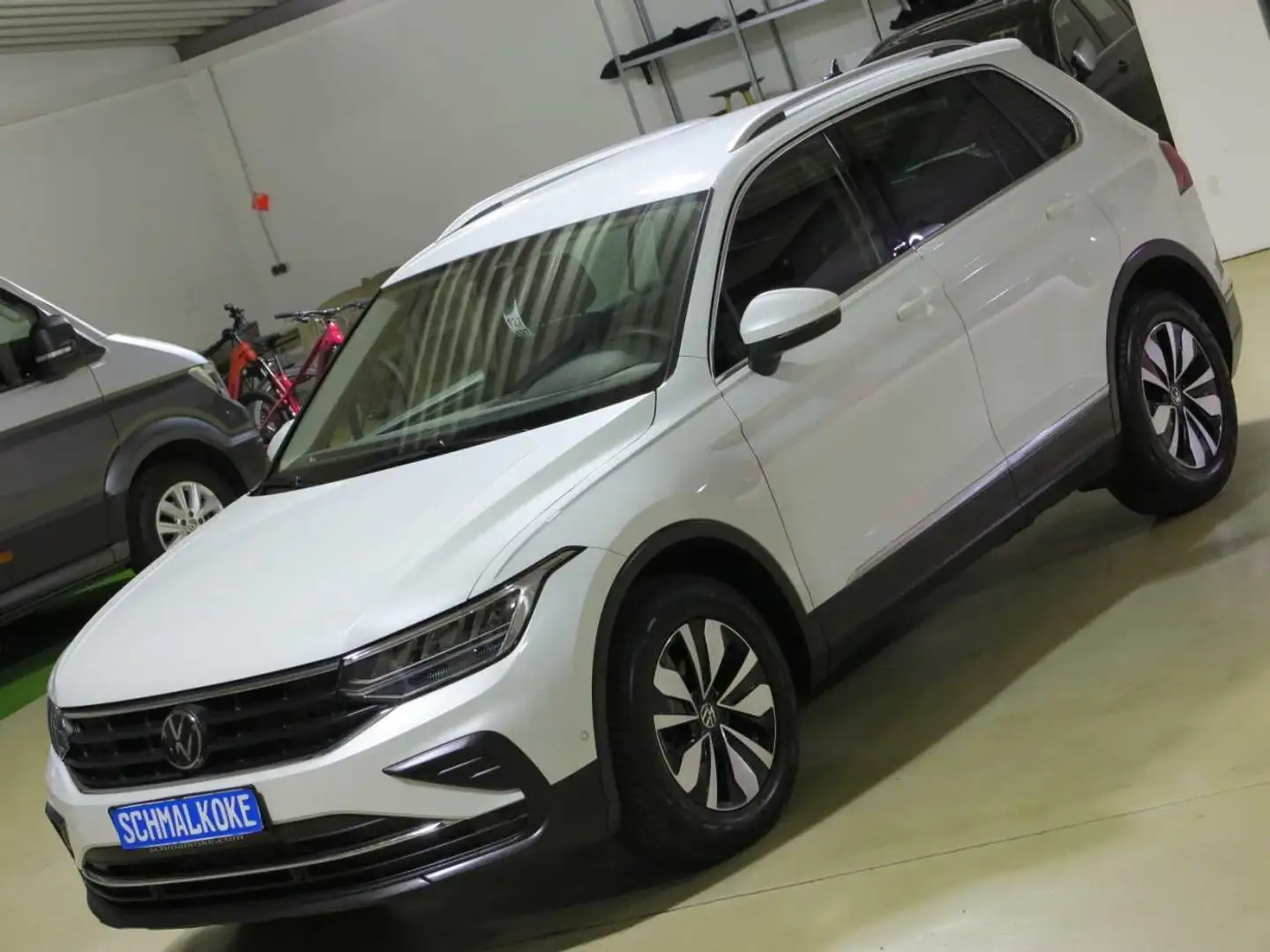 Volkswagen Tiguan 2.0 TDI SCR DSG7 Move AHK Navi LM18 Wit - 2