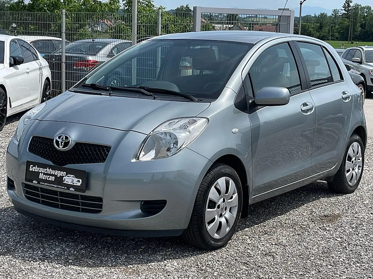 Toyota Yaris 1,3 VVT-i Linea Sol Grijs - 1